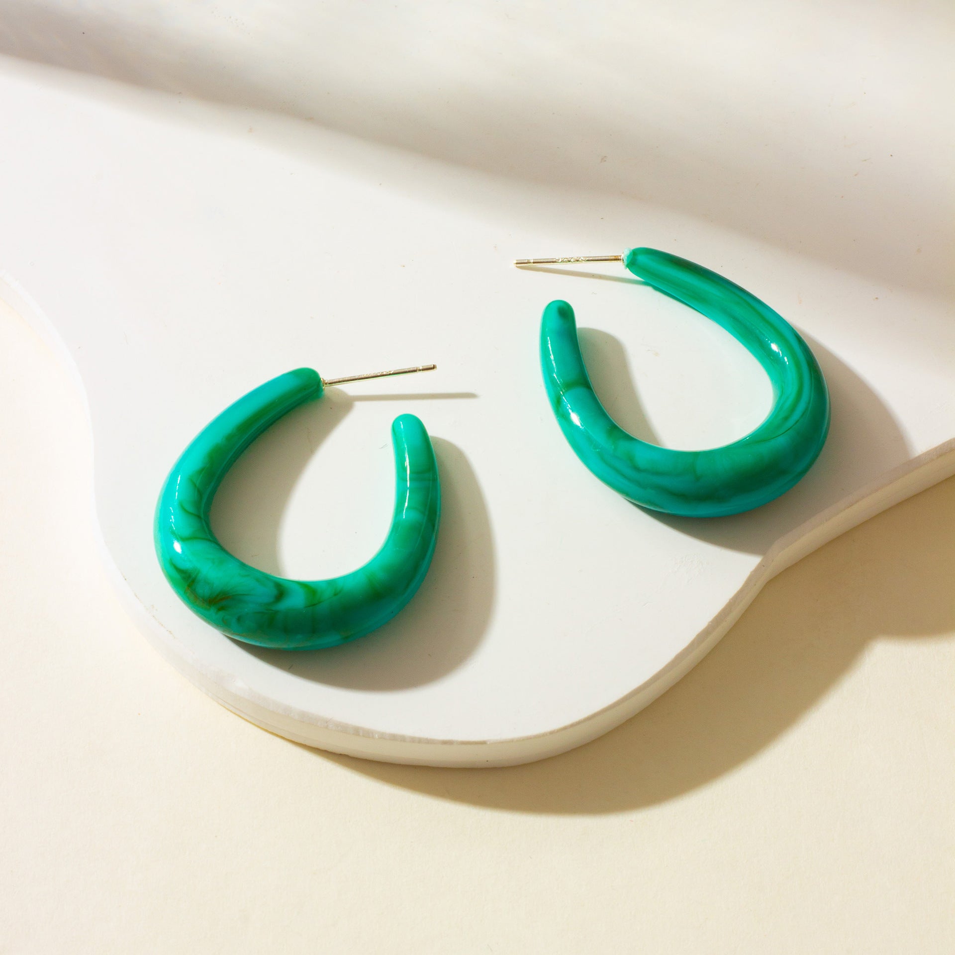 Großhandel Acryl-Stereozylindrische C-förmige Ohrringe