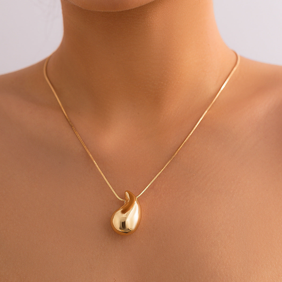 Wholesale Drop Shaped Pendant Necklace Stylish Snake Bone Chain Jewelry Accessory For Women Boutique Resale