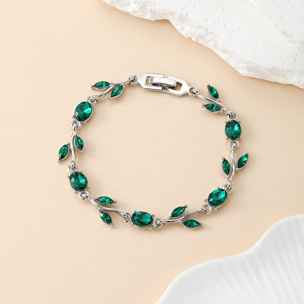 Wholesale Trendy Floral Leaf Bracelet - Zinc Alloy Fashion Accessory for Couples