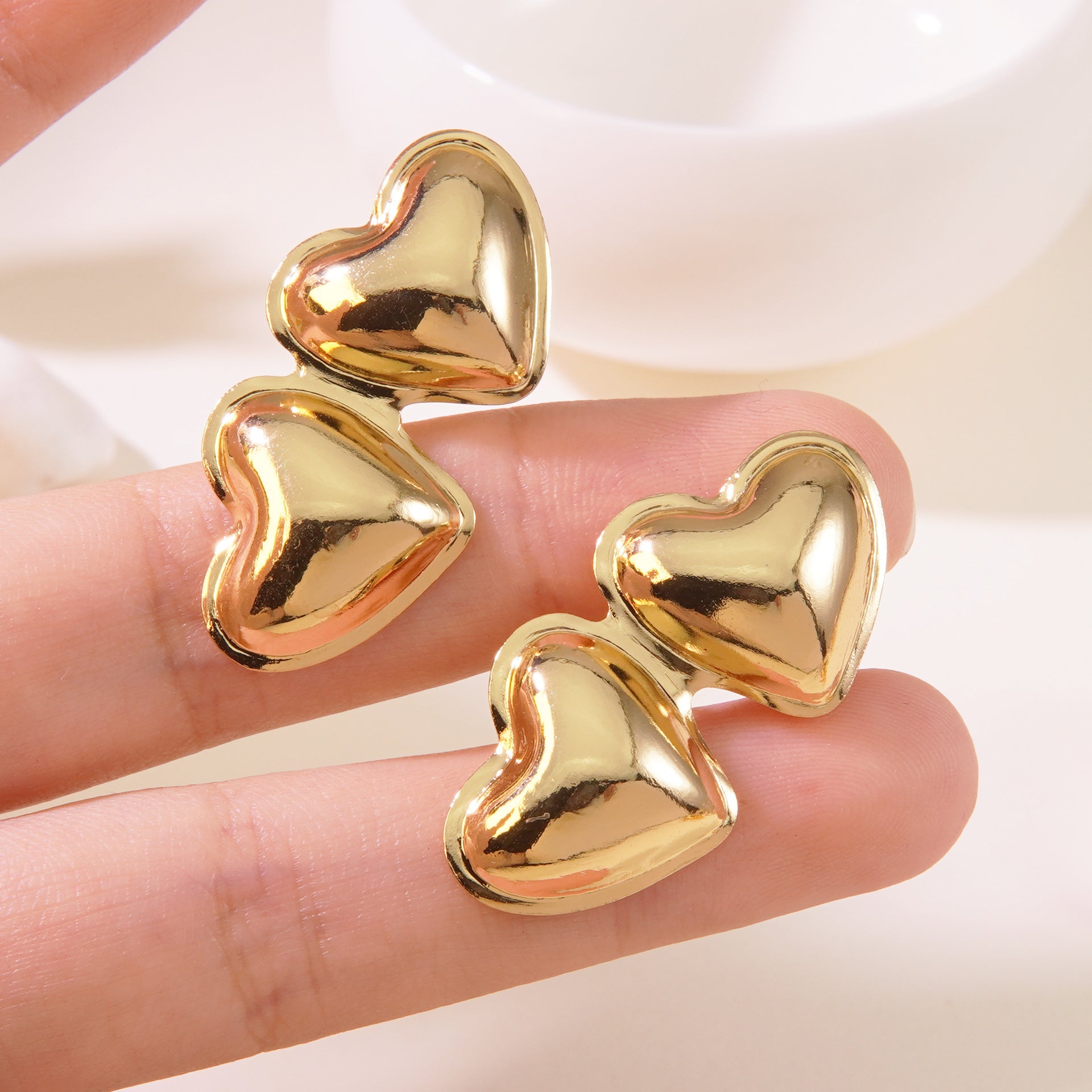 Wholesale  retro sweet cool stainless steel peach heart earrings
