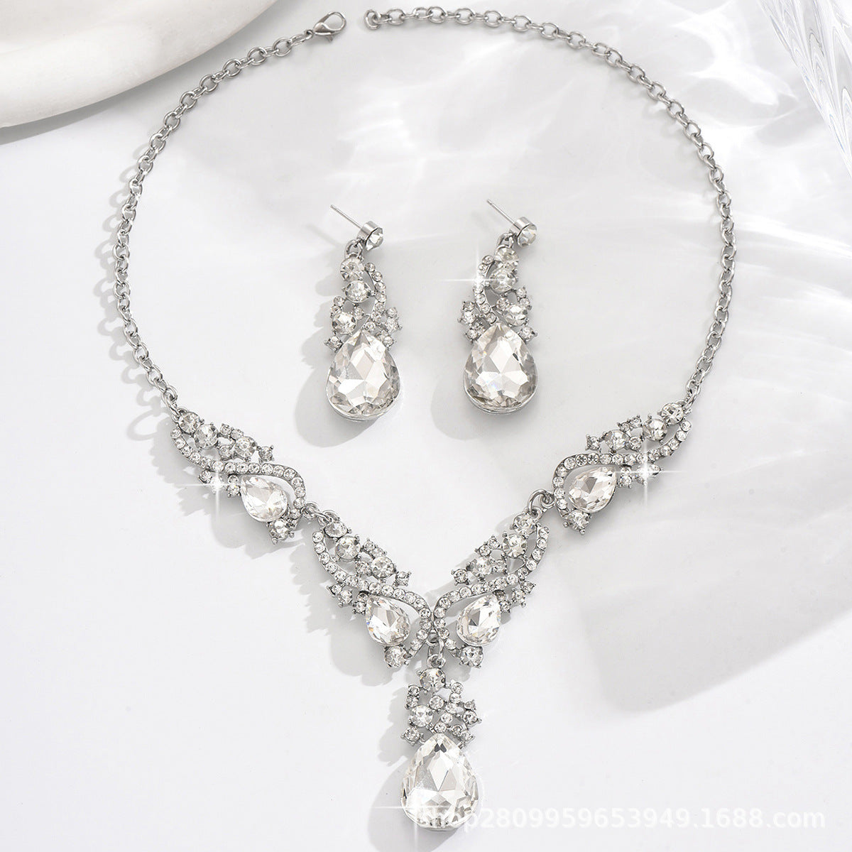 Wholesale Electroplated Alloy Vintage Water Drop Necklace and Earrings Set Party Wear Fashion Accessory