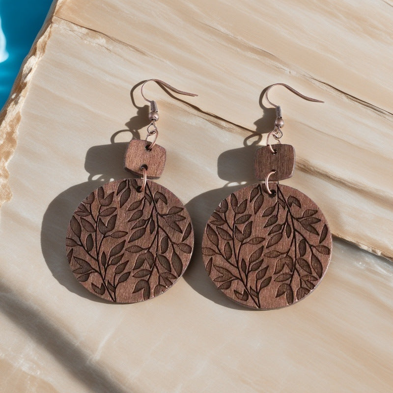Wholesale Retro Bohemian Leaf Engraved Round Wooden Pendant Earrings Fashion Jewelry Accessory For Gift And Boutique Resale