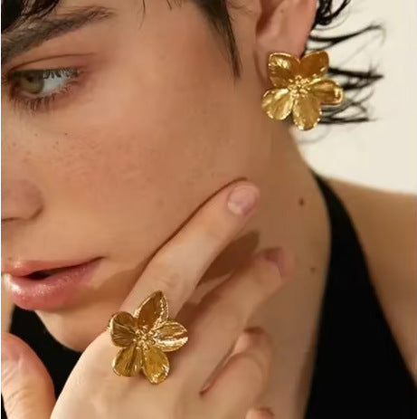 Wholesale Stainless steel  flower earrings versatile light luxury jewelry accessories