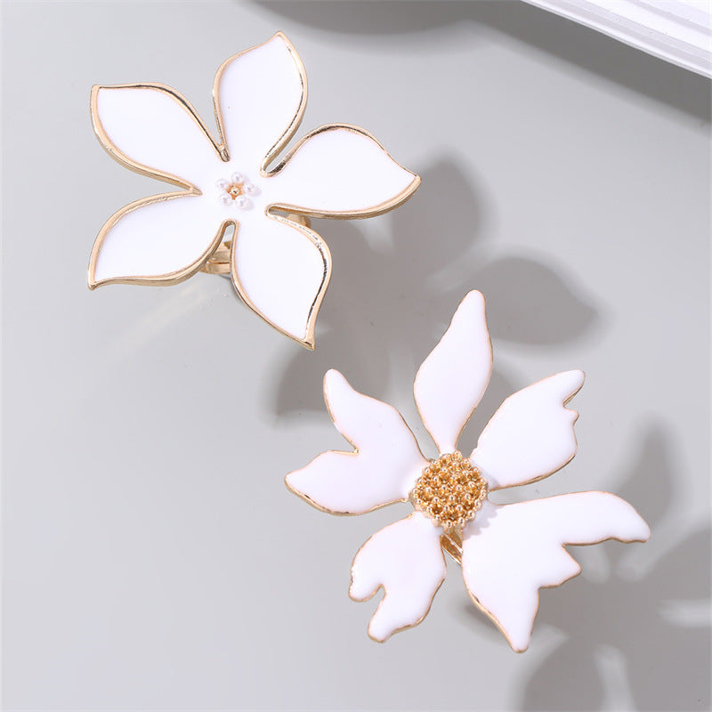 Wholesale exaggerated metal style white flower ring