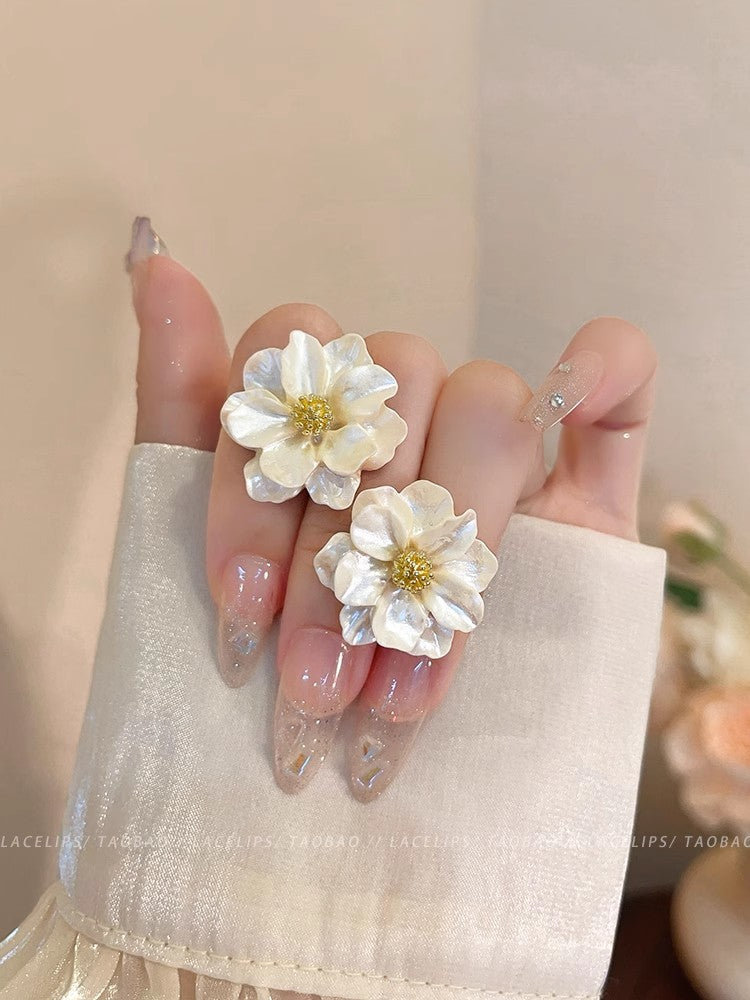 Wholesale Retro Elegant Camellia Ear Studs  Light Luxury  Earrings