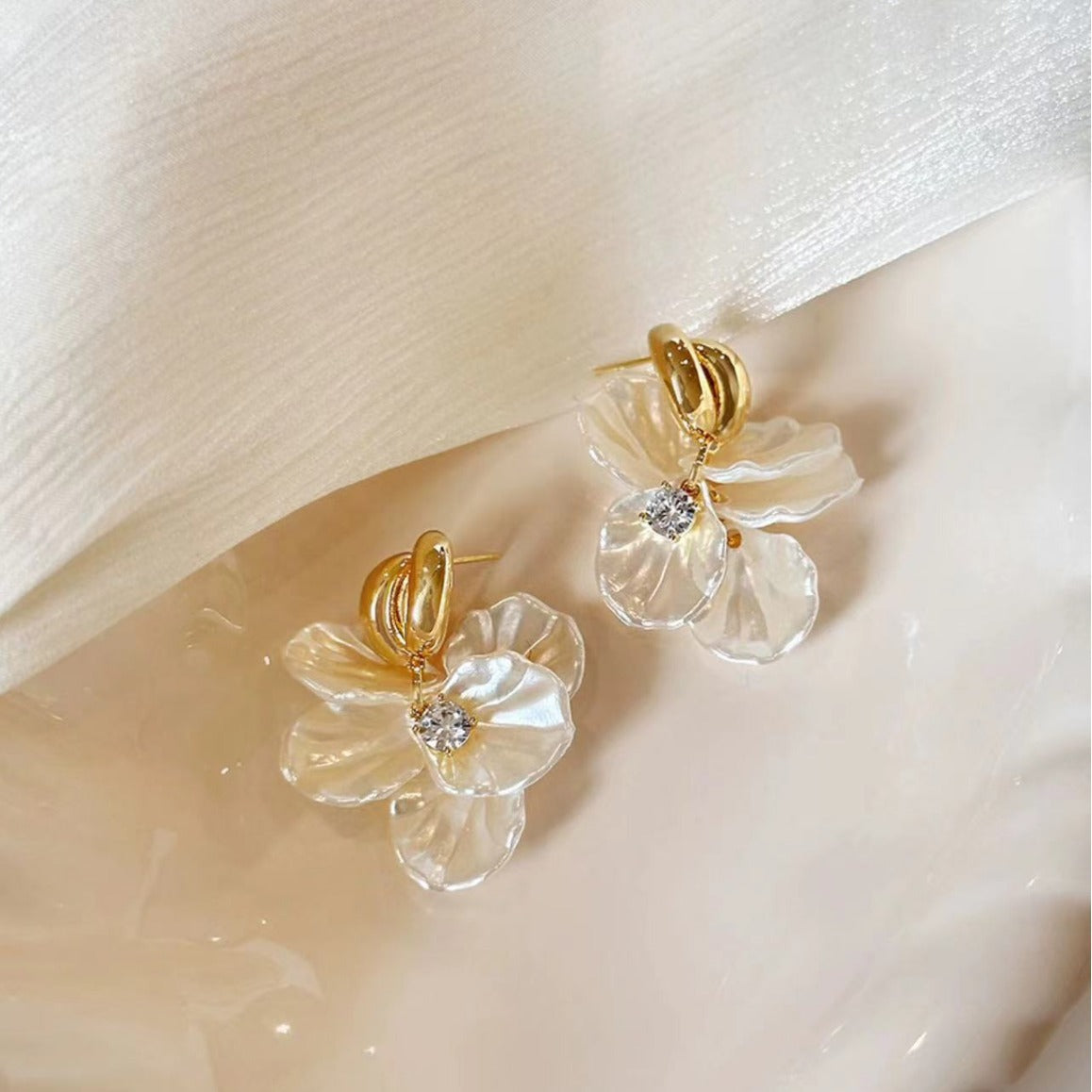 Wholesale Simple and Luxurious Heart-shaped Pearl Earrings
