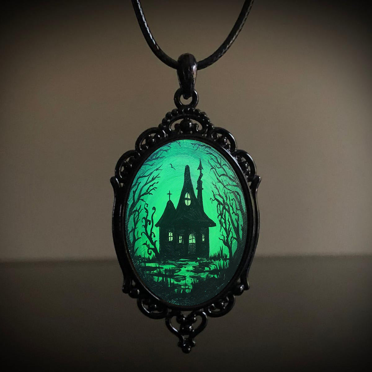 Wholesale Alloy Electroplated Gothic Crow Forest Pendant Necklace,  Trendy Jewelry Accessory for Gift Boutique