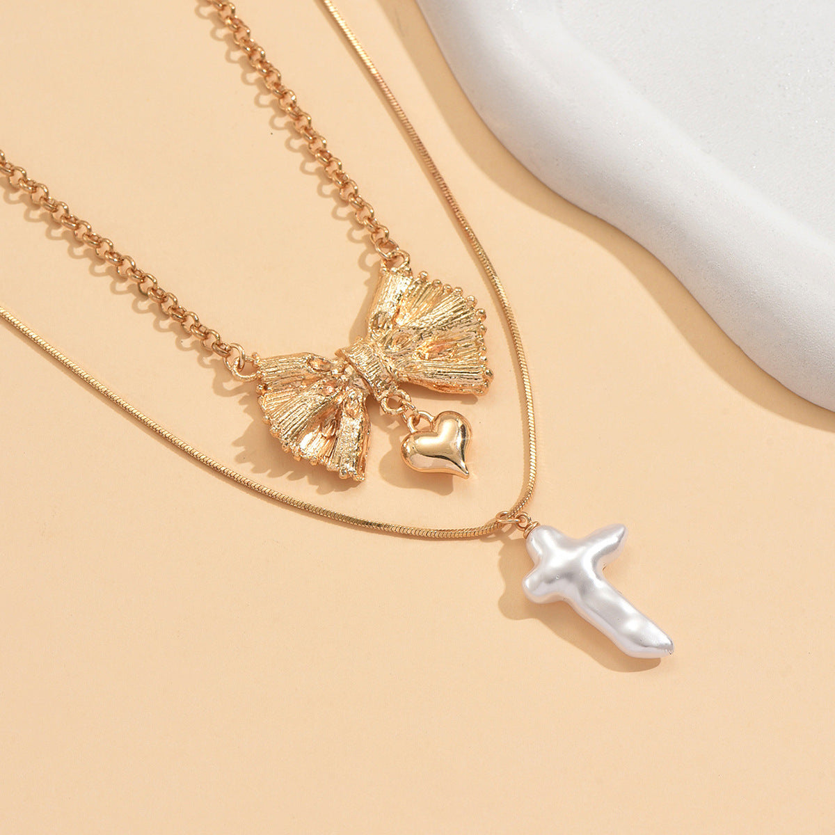 Wholesale European and American cross-border jewelry,  unique bow heart-shaped pearl pendant necklace,  simple round snake chain clavicle chain for women.