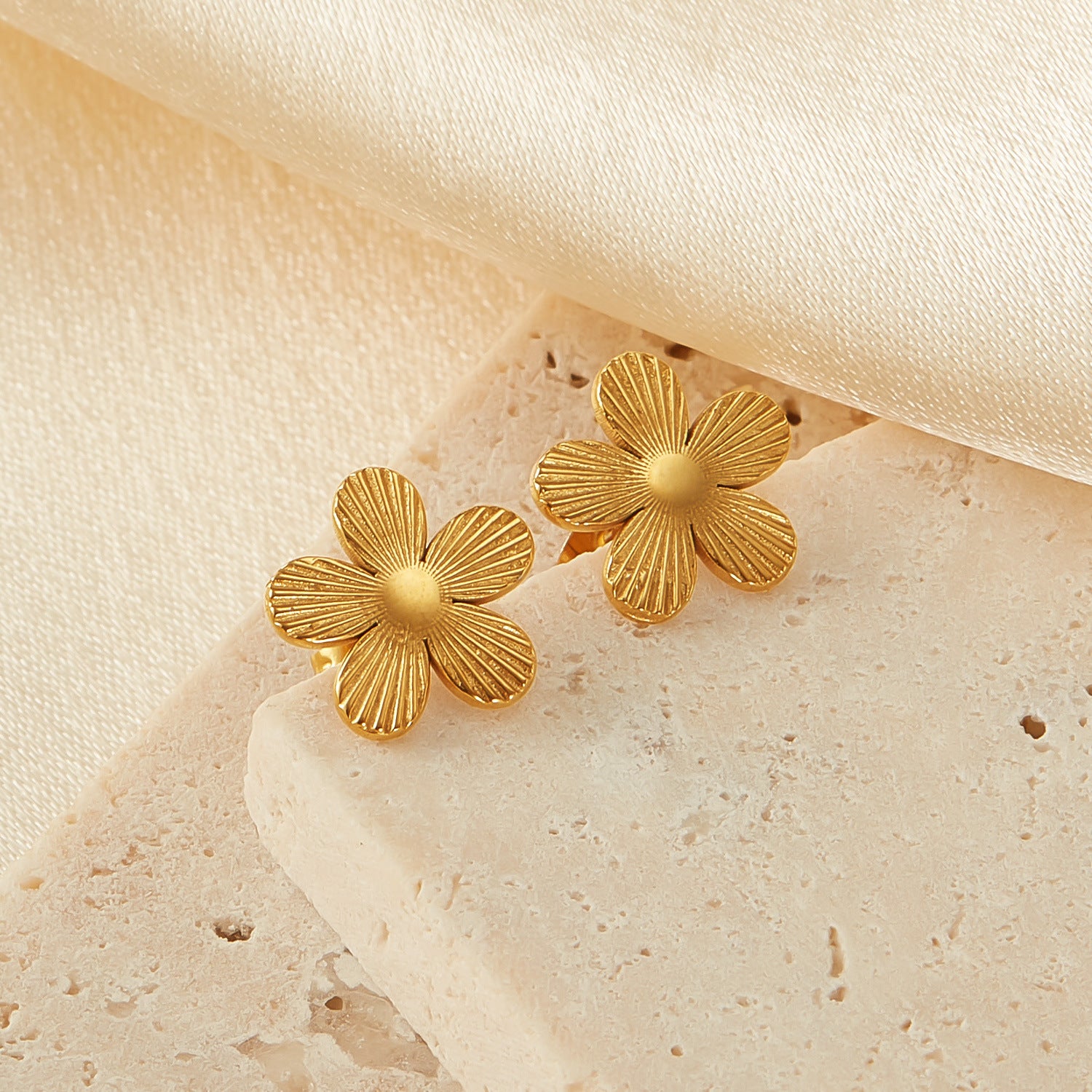 Wholesale  Retro Stainless Steel Light Luxury Flower Earrings