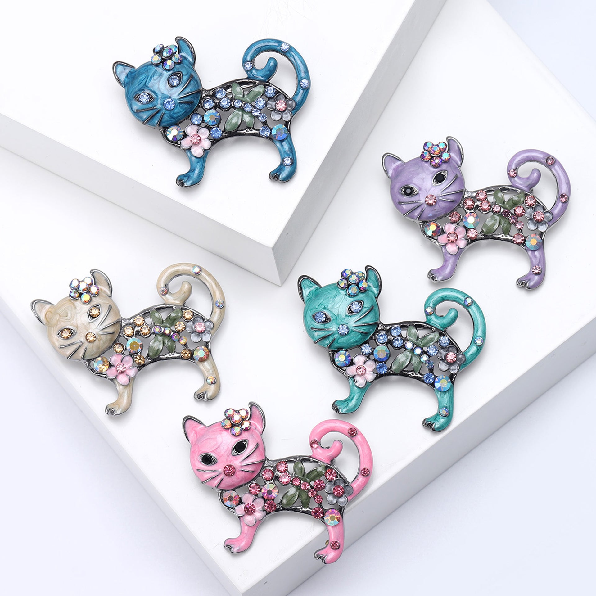 Wholesale Alloy Green Rhinestone Cat Brooch Stylish Suit Clothing Pin For Women Chic Boutique Accessory
