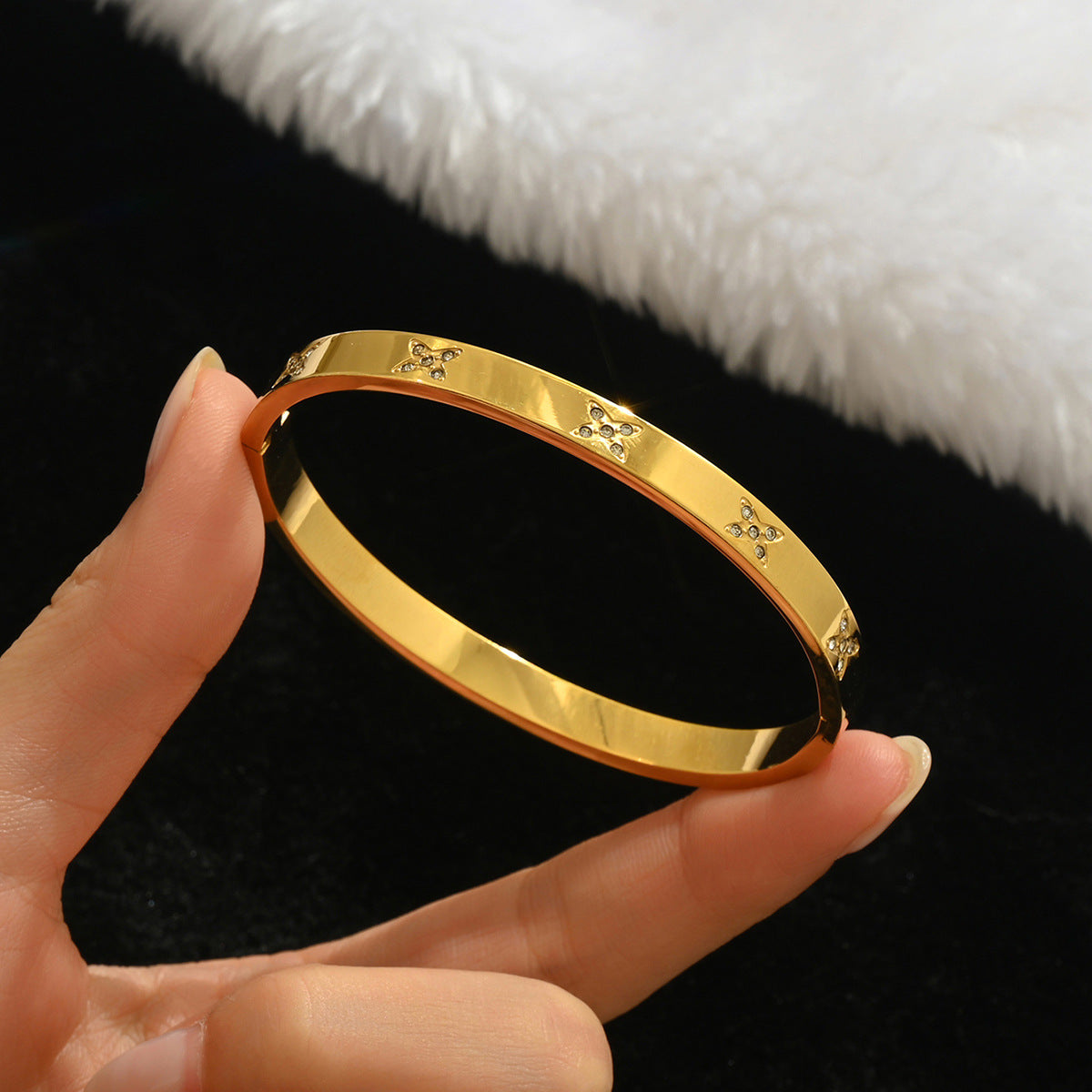 Wholesale Titanium Steel Gold Electroplated Studded Bracelet Set Fashion Jewelry Accessory