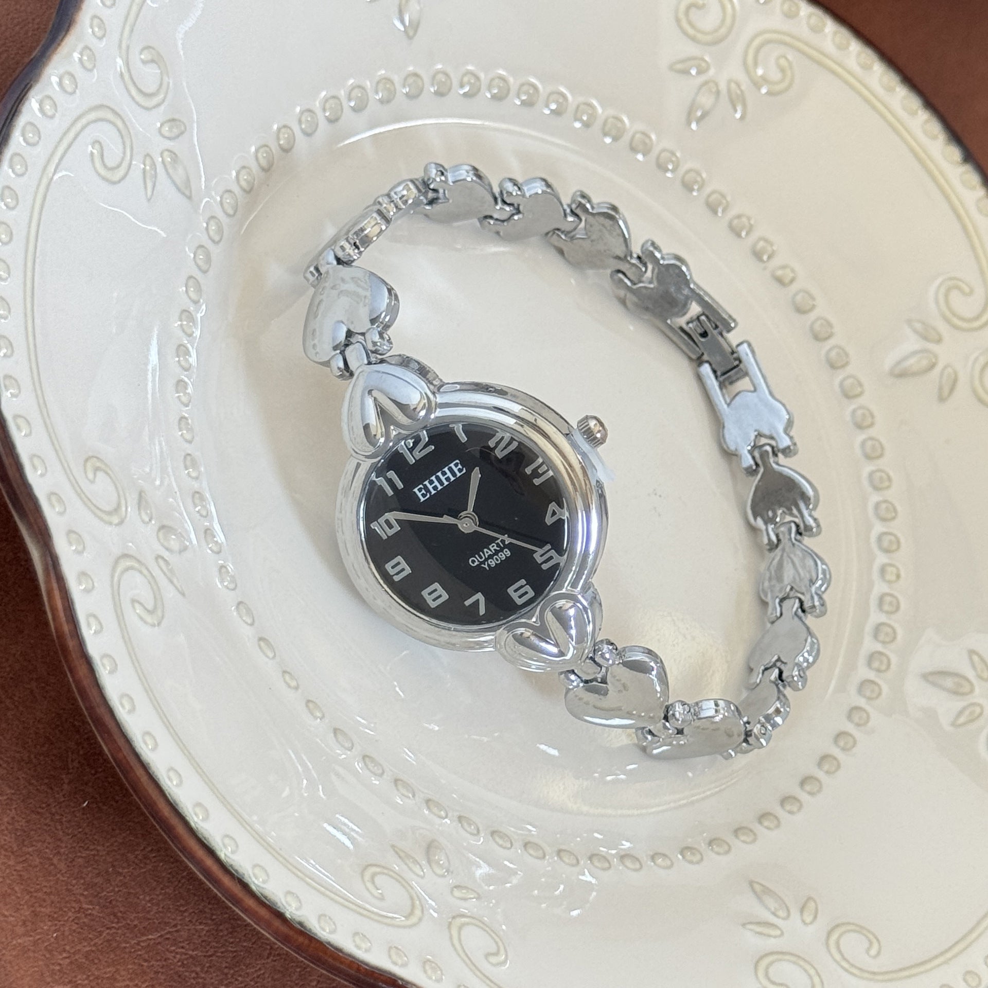 Wholesale Heart Shaped Design Women S Quartz Wristwatch With Round Dial Fashionable Everyday Bracelet Look Boutique Resale Gift
