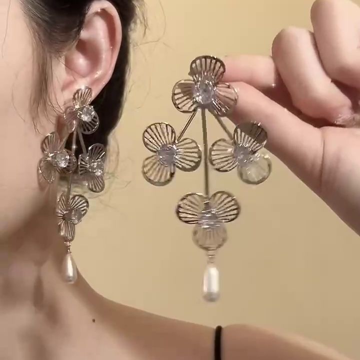 Wholesale French Vintage Camellia Flower Earrings Alloy Electroplated Jewelry Accessory