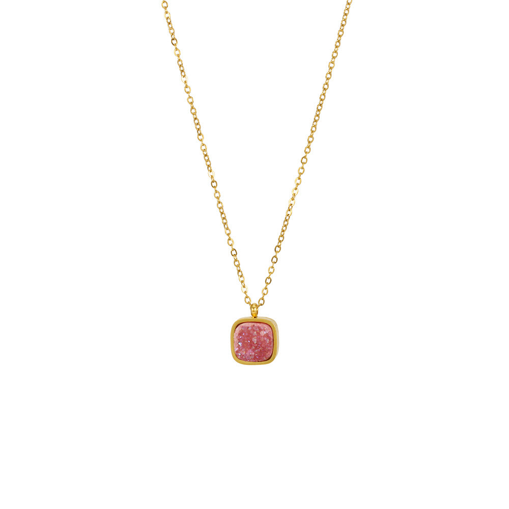 Wholesale Natural crystal bud pendant necklace with hemming,  suitable for daily commuting,  gold titanium steel clavicle chain
