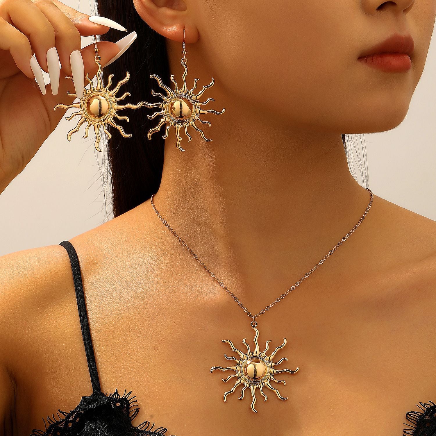 Wholesale Gold Electroplated Alloy Sun Flame Pendant Layered Necklace For Women Fashion Jewelry Accessory