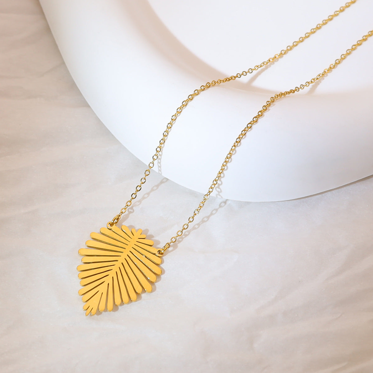 Wholesale  non-fading titanium steel leaf pendant necklace