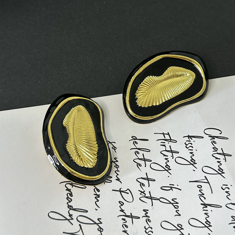 Wholesale  Black Gold Oil Drop Carved Lip Shape Earrings