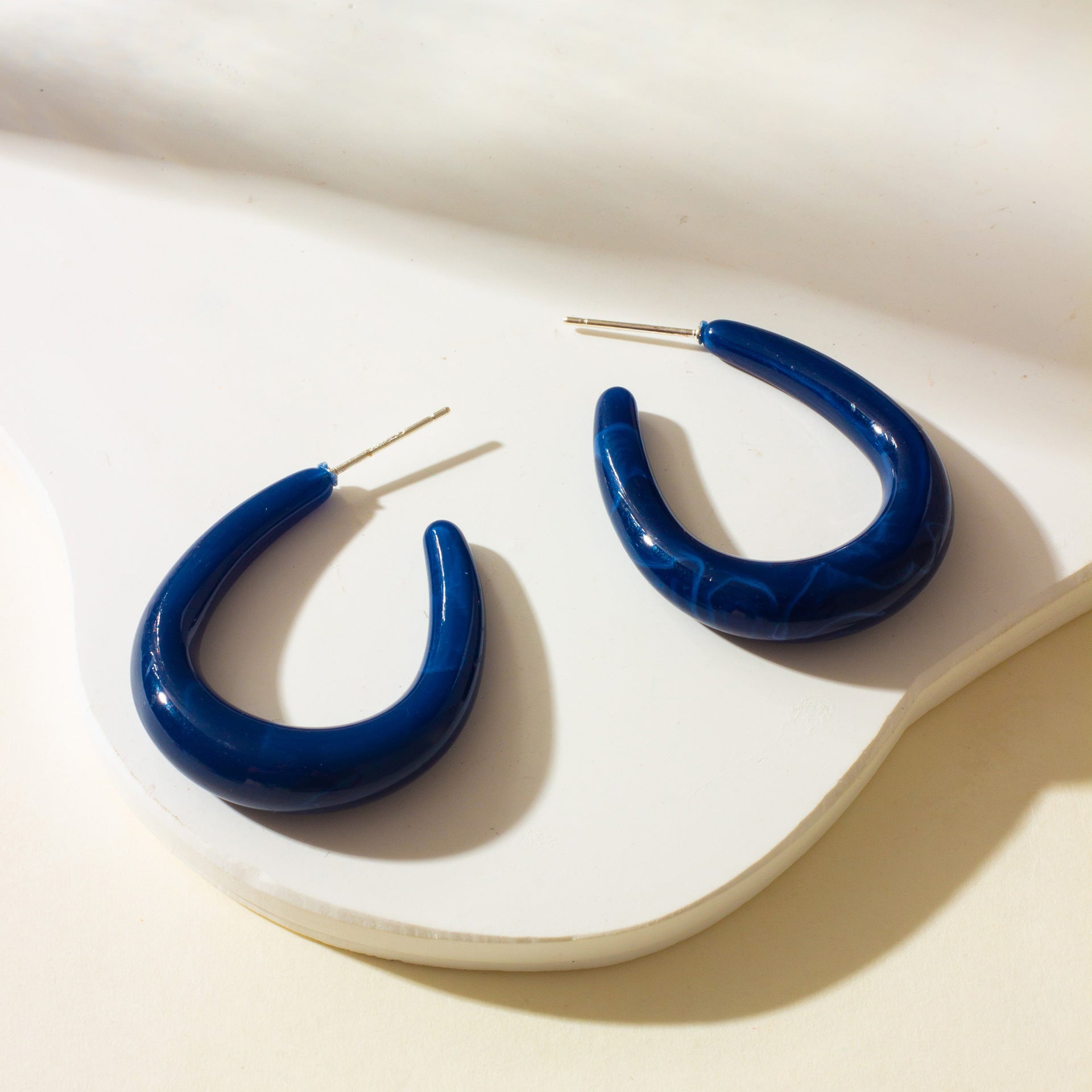 Großhandel Acryl-Stereozylindrische C-förmige Ohrringe