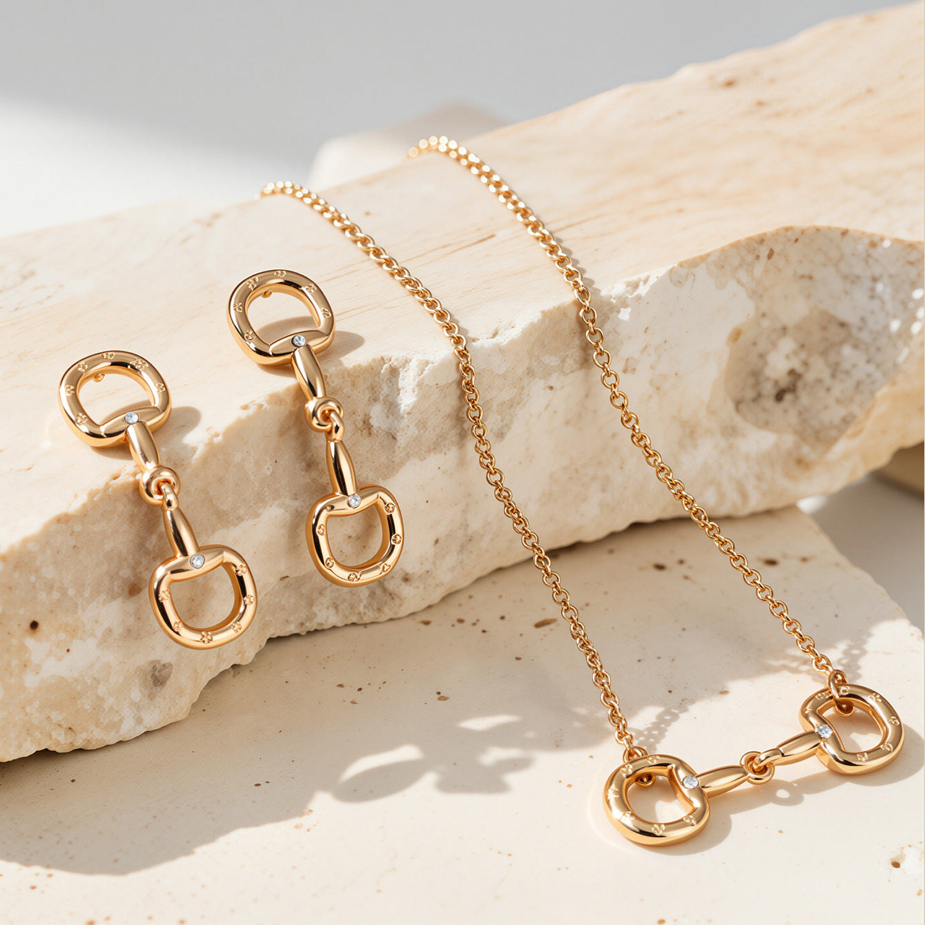 Wholesale Trendy Women S Zinc Alloy Necklace Earring Set Horseshoe Buckle Design Gold Blue Stone Snake Chain Jewelry Accessory