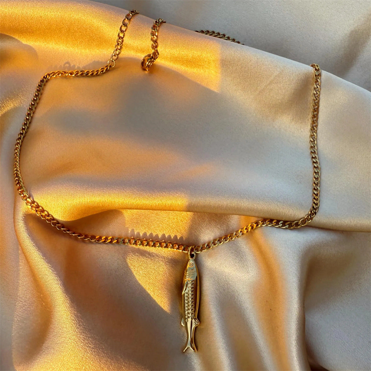 Wholesale Small Fish Pendant Necklace Gold Plated Stainless Steel Casual Everyday Fashion Accessory