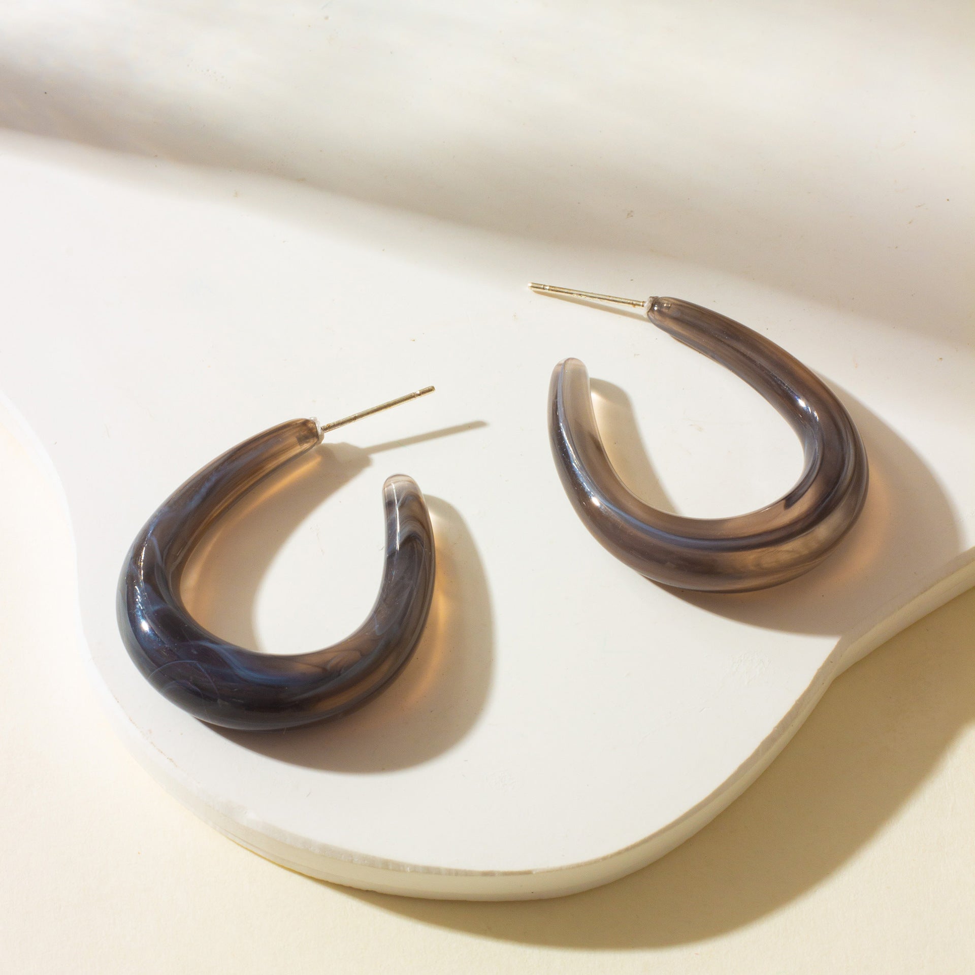 Großhandel Acryl-Stereozylindrische C-förmige Ohrringe