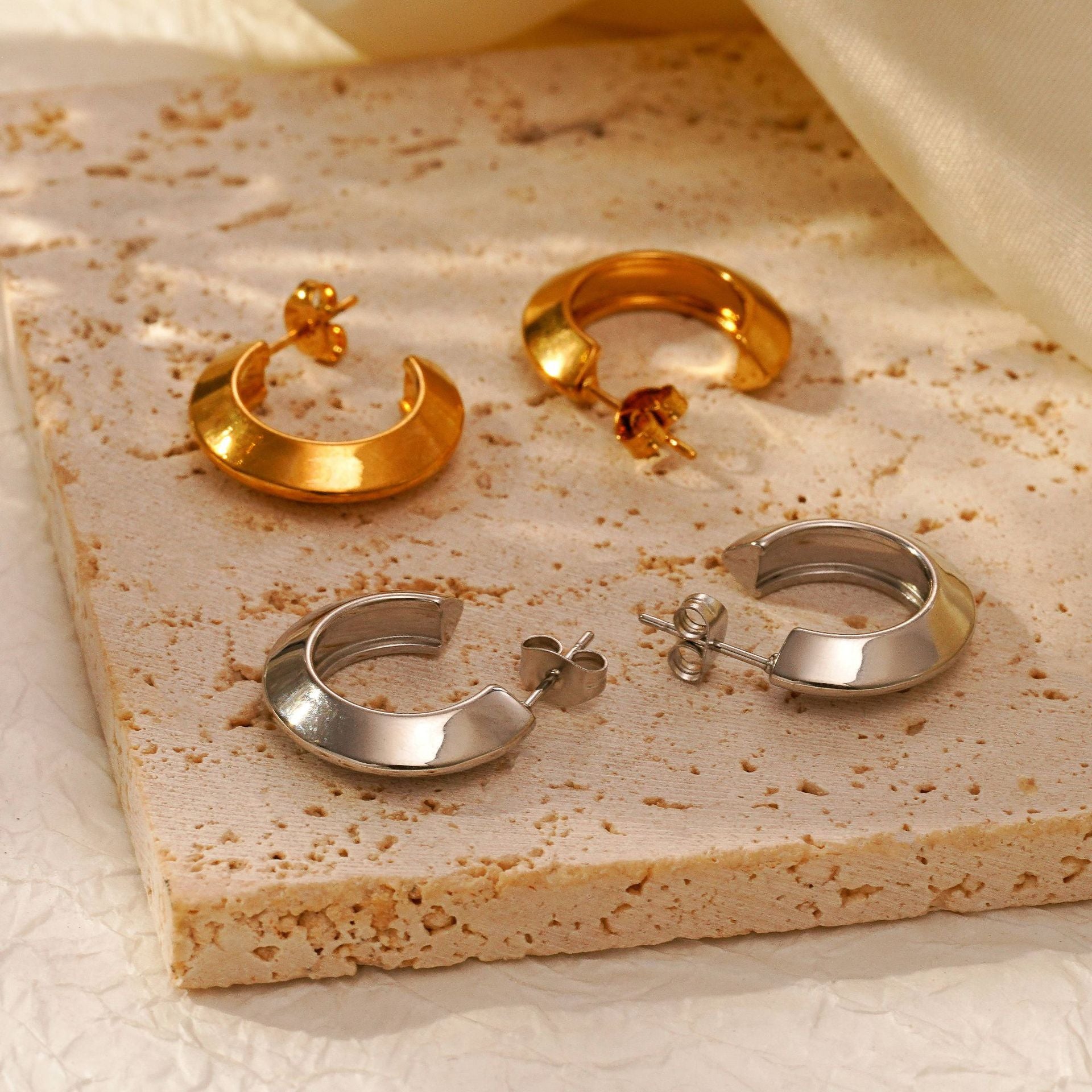 Wholesale Stainless Steel French Retro Glazed C-Shaped Earrings 18K Gold Plated Fashion Accessory