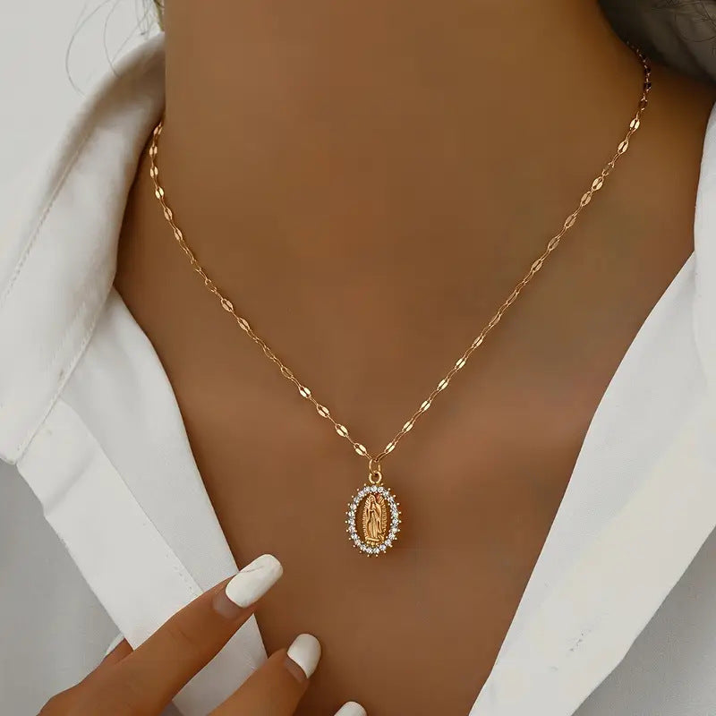 Wholesale European and American style minimalist luxury necklace,  unisex gold clavicle chain with zircon lace and openwork pendant.