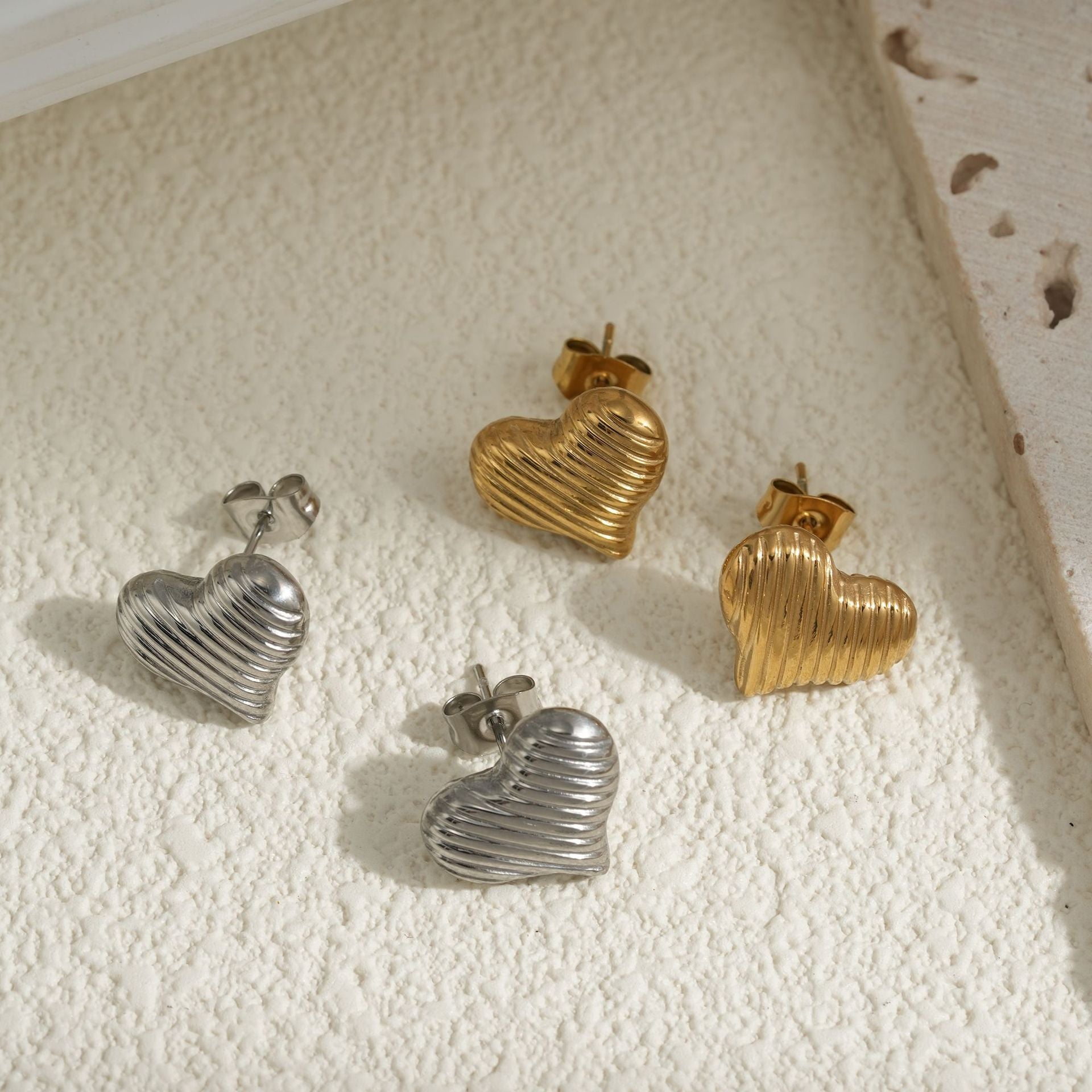 Großhandel 18k Gold Einfache Liebe Edelstahl Ohrringe Pfirsich Herzohrringe Schmuck