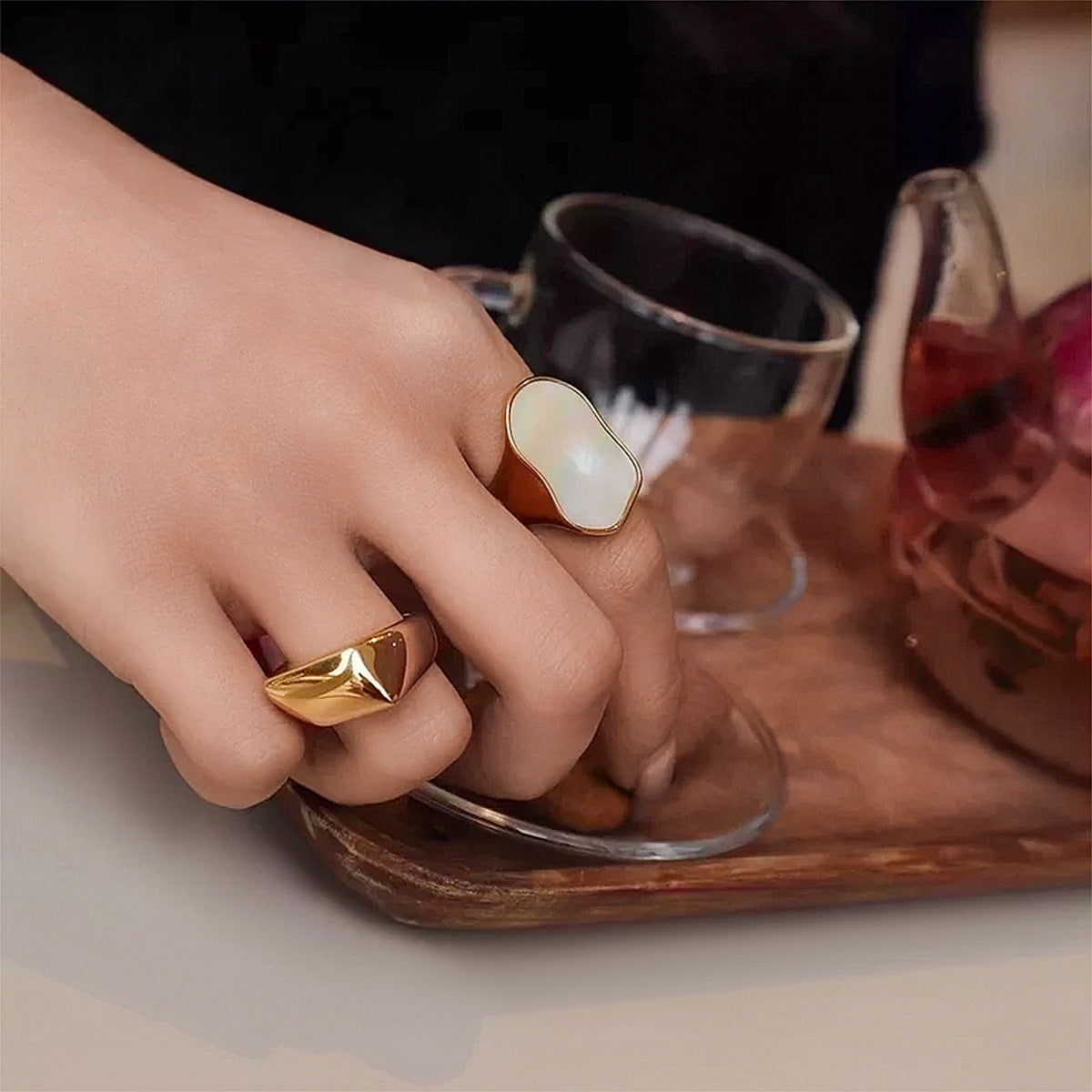 Wholesale  fashion jewelry  inlaid white shell gold-plated titanium steel ring