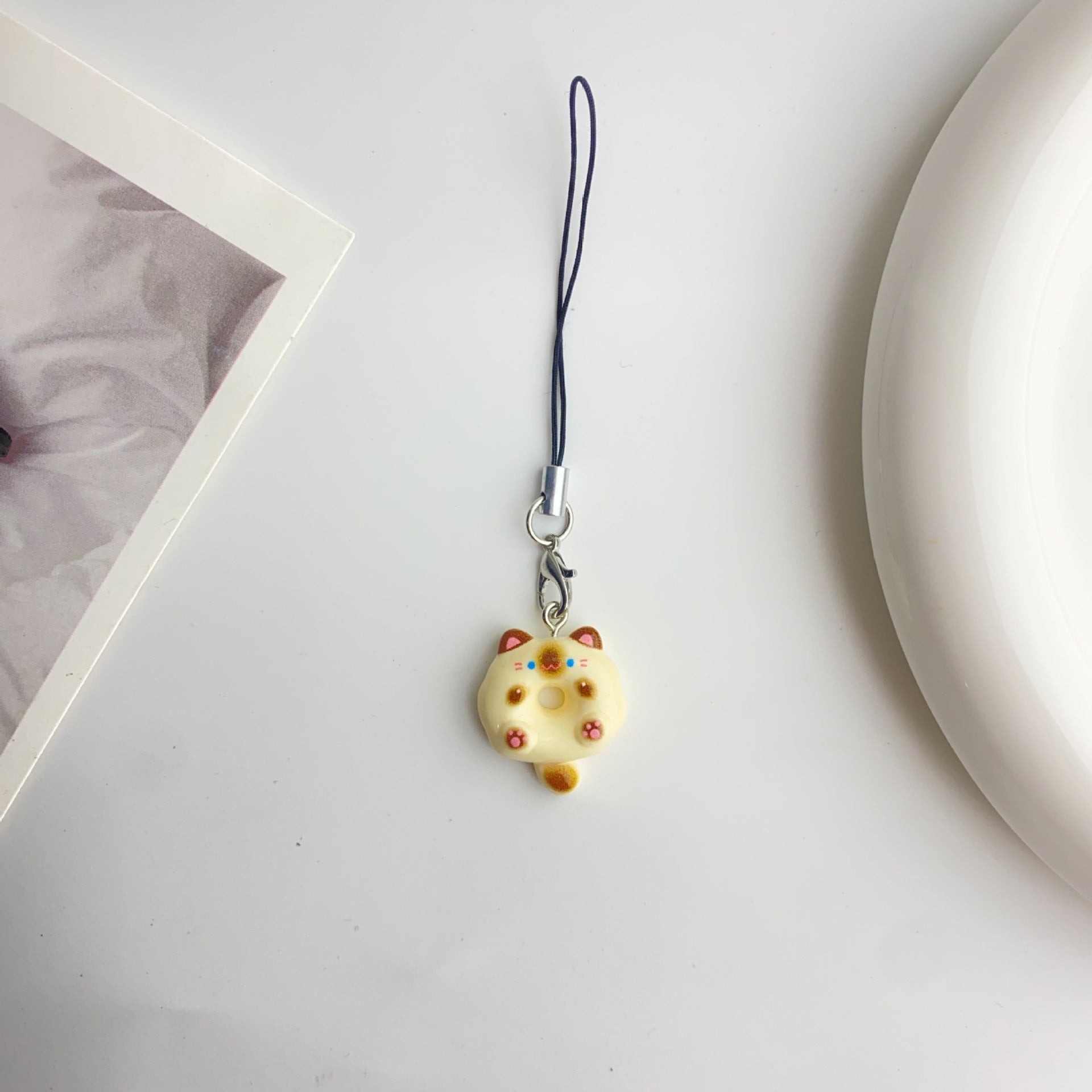 Wholesale Cute cartoon resin cat and donut keychain