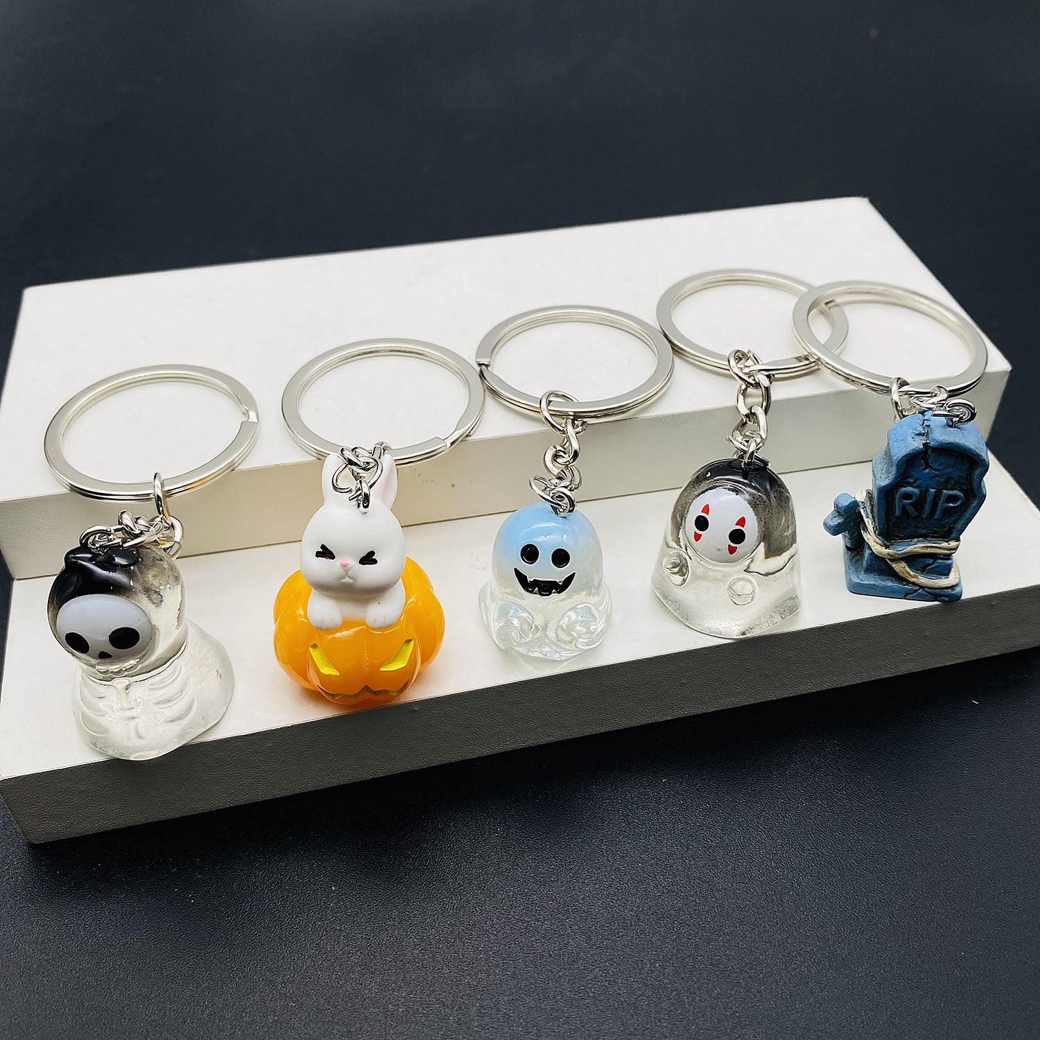 Wholesale  Resin Keychain with Ghost Coffin Pumpkin Design,  Trendy Car Key Accessory for Bags and Backpacks