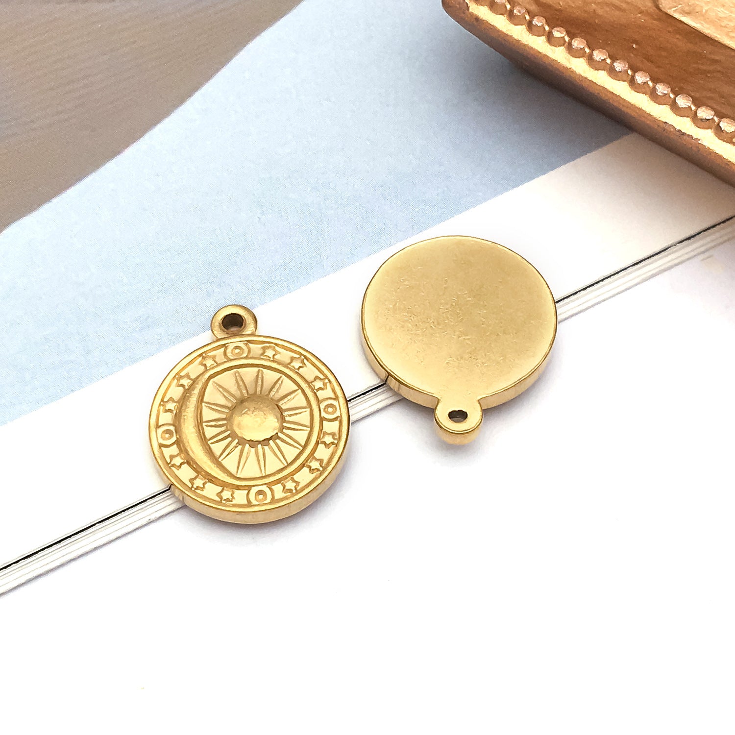 Wholesale Stainless Steel  Golden Sun Devil' s Eye Round Plate Special-Shaped Charms