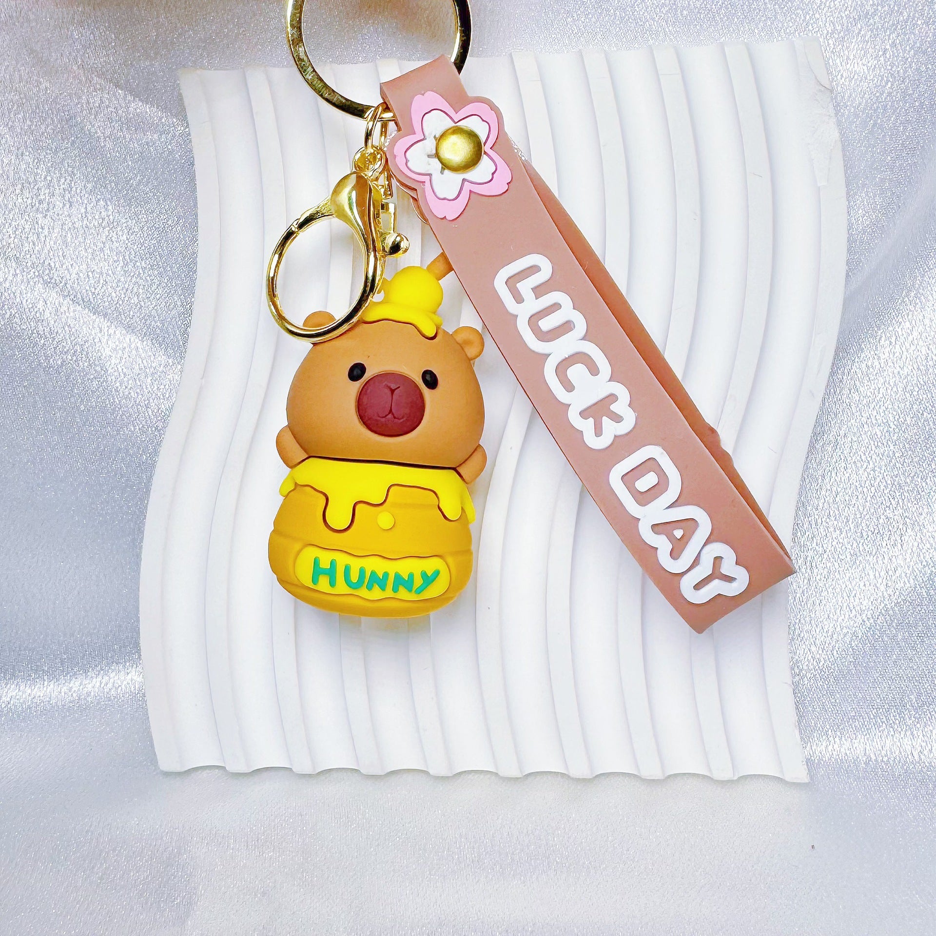 Wholesale Cartoon cake kapibala keychain