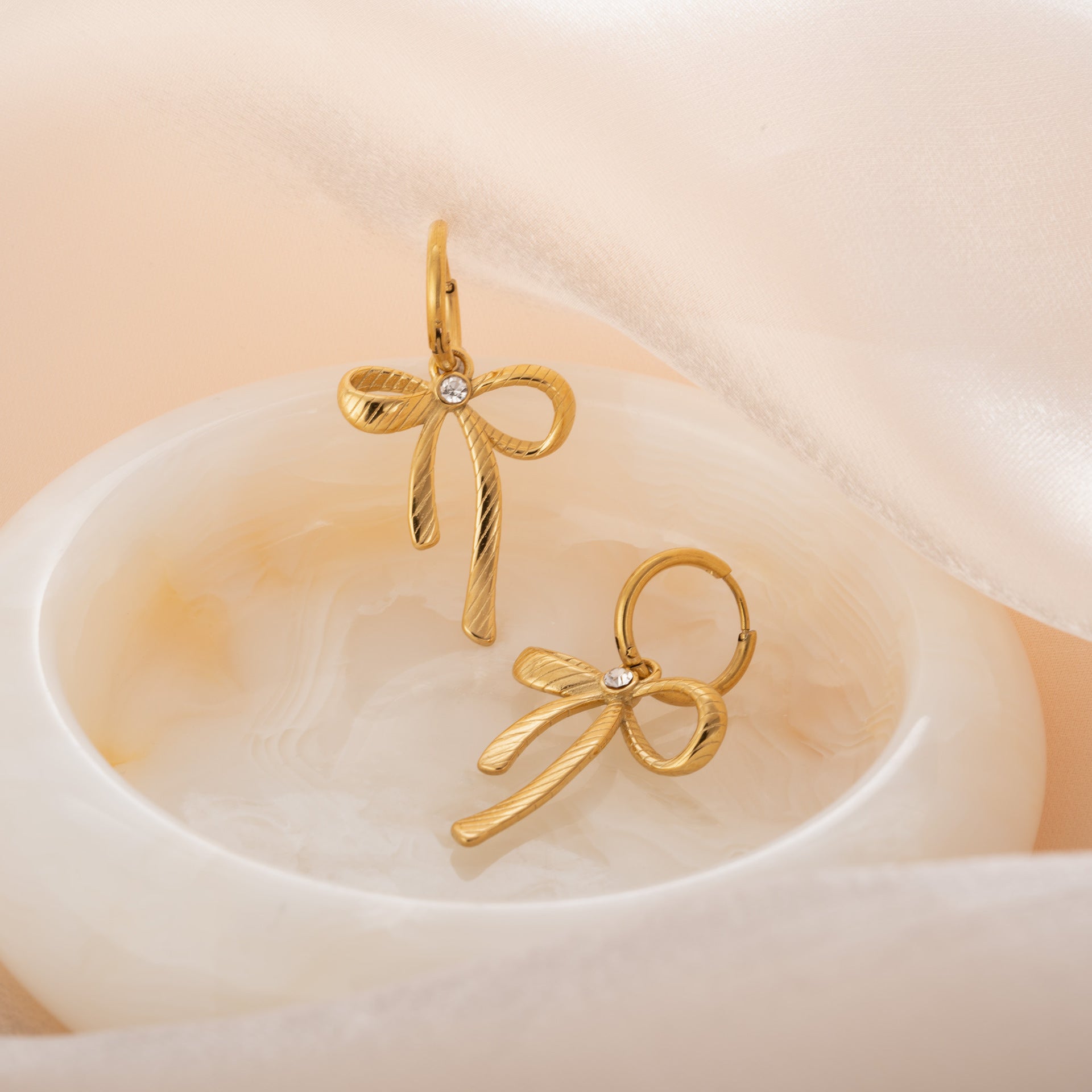 Wholesale  Titanium Steel light luxury fashionable British vintage bow zircon earrings