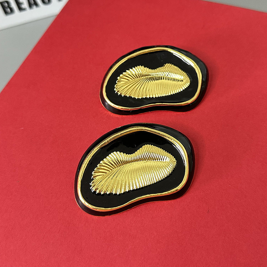 Wholesale  Black Gold Oil Drop Carved Lip Shape Earrings