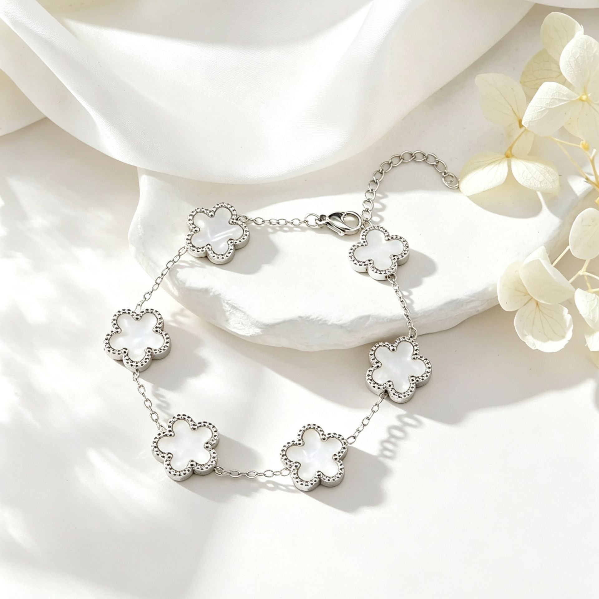Wholesale 18K Plated Stainless Steel Five-Leaf Flower Bracelet with Mother-of-Pearl,  Fashionable Everyday Jewelry Accessory