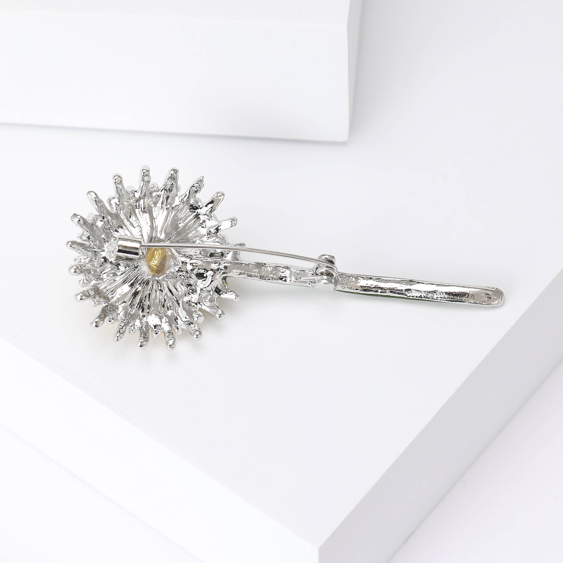 Wholesale Dandelion Brooch For Women Chic Alloy Flower Pin Casual Fashion Accessory Gift Idea For Boutique Resale