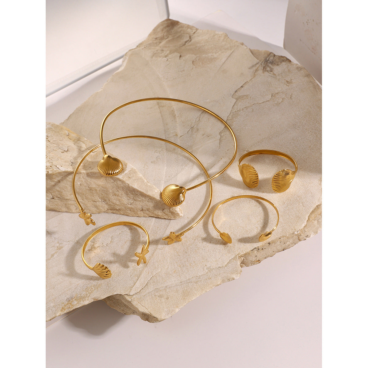 Wholesale  retro style 18k gold stainless steel small scallop simple opening bracelet