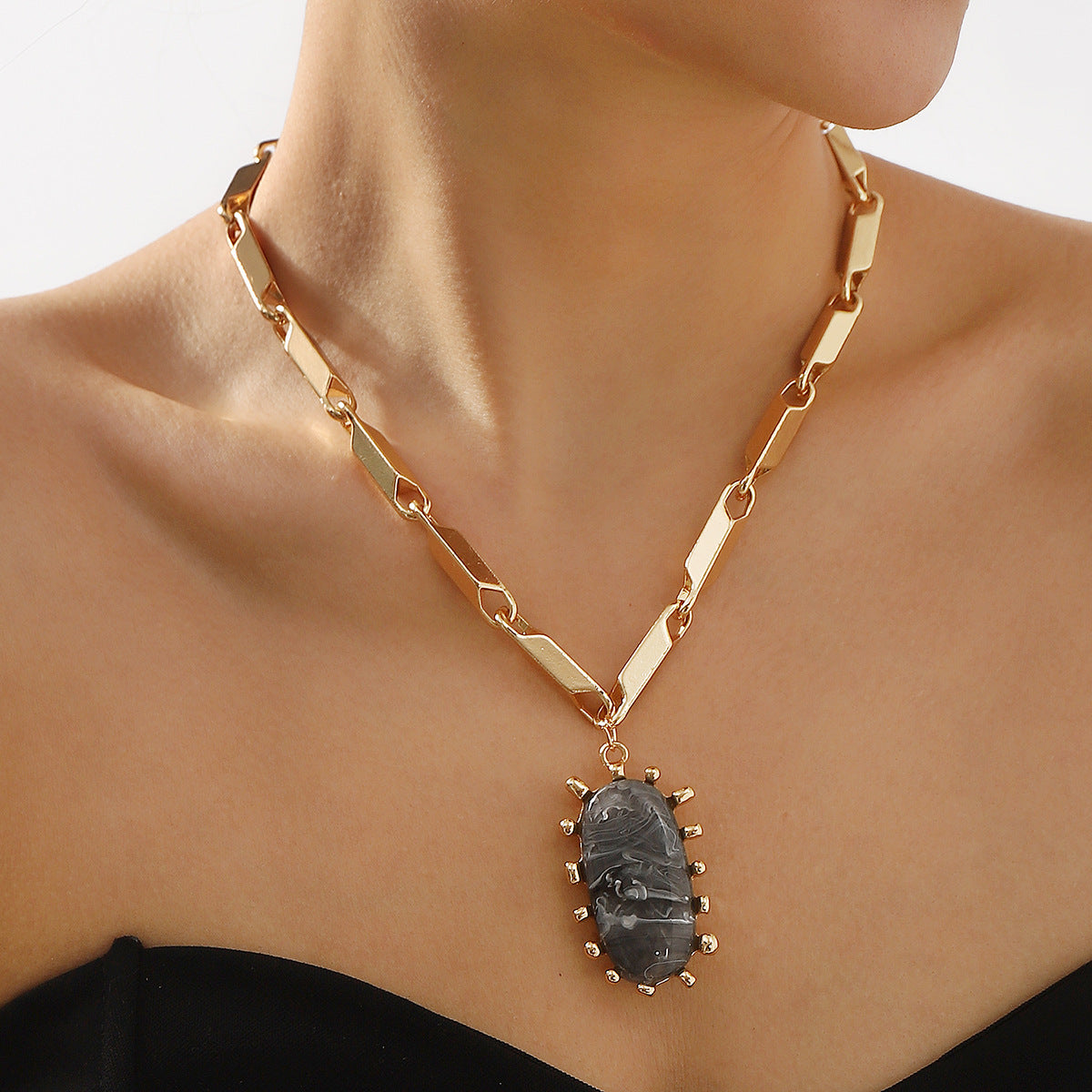 Wholesale design feeling  resin pendant necklace  retro chain ing clavicle necklace