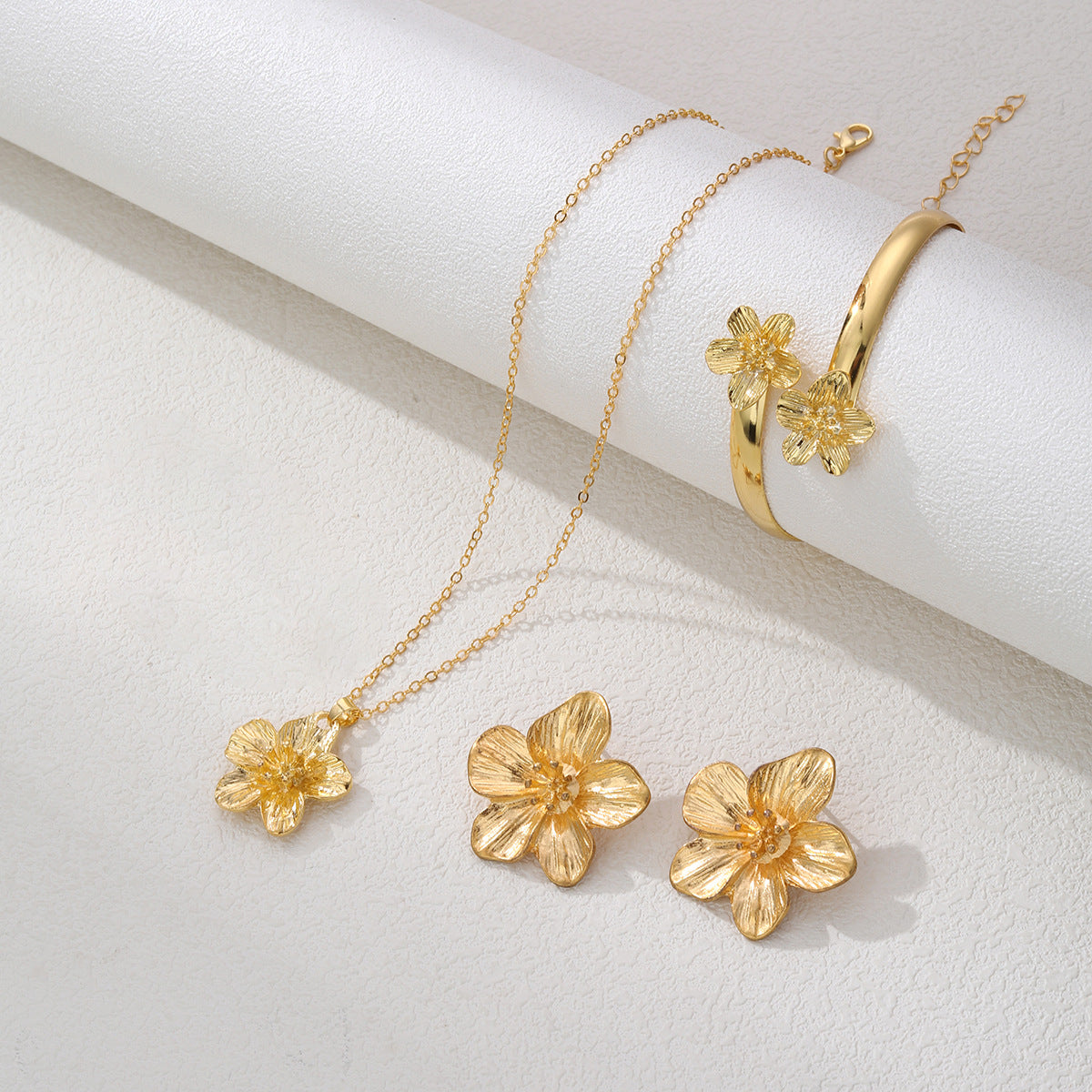 Wholesale Vintage Gold Flower Jewelry Set With Necklace Bracelet Ring Earrings Alloy Electroplated Party Wear Accessory