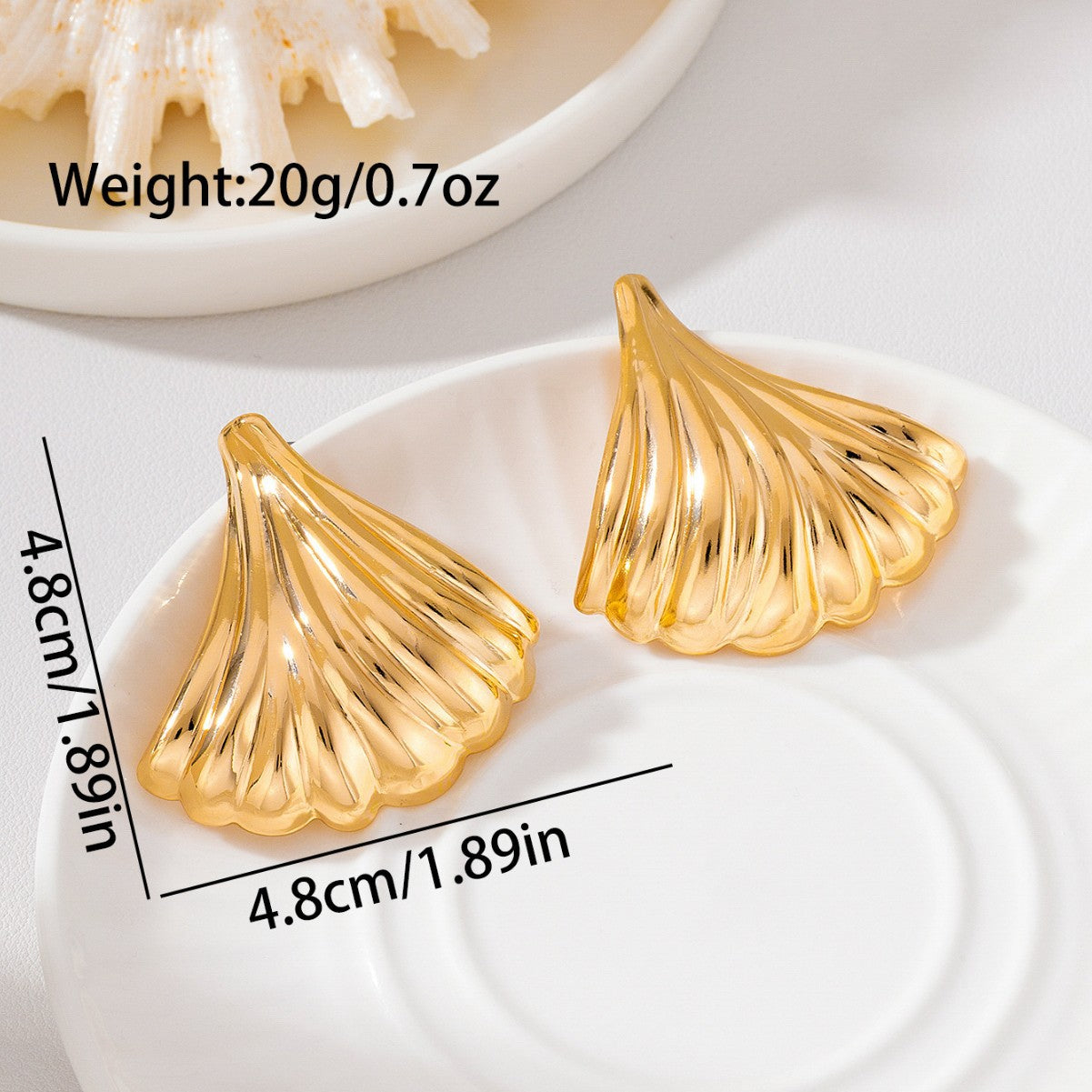 Wholesale Retro Fan Shaped Gold Metal Earrings Chic Pleated Shell Design Party Wear Fashion Accessory For Women Everyday Gift