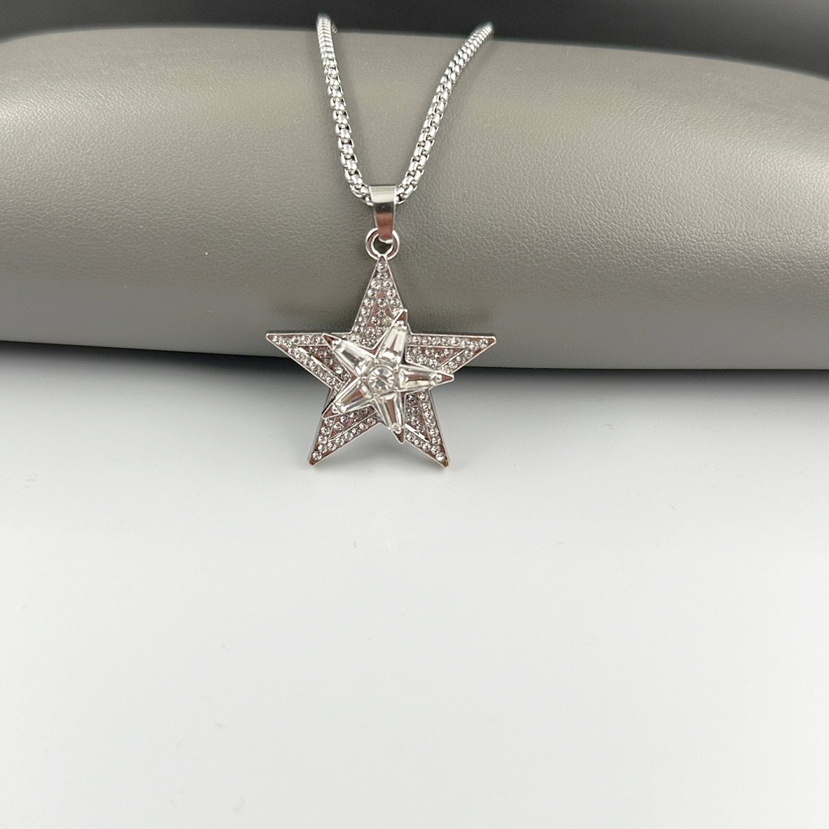 Wholesale Zinc Alloy Rotating Star Pendant Necklace with Diamond Finish Street Style Jewelry