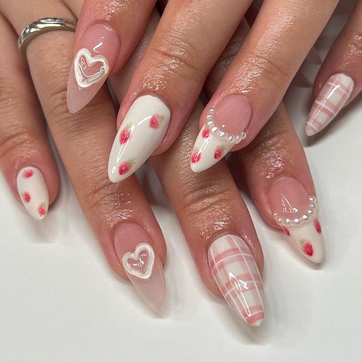 Wholesale 24 Pieces/box Heart Strawberry Press-on Nails Kits Nail Stickers ACC-NS-LeFan128