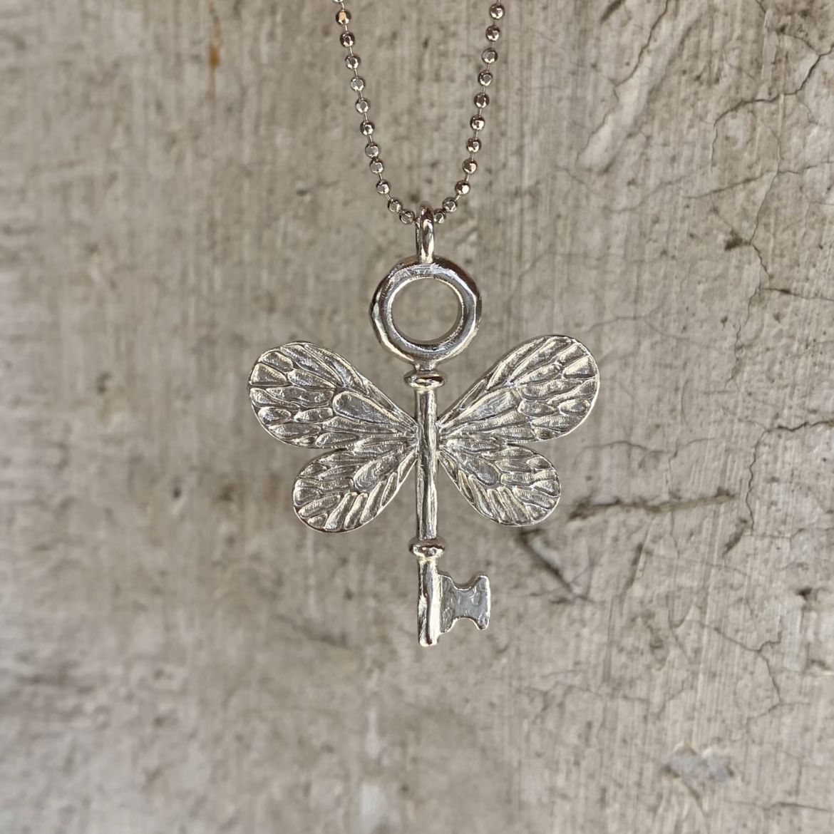 Wholesale Electroplated Alloy Retro Key Butterfly Pendant Necklace - Fashion Accessory for Women