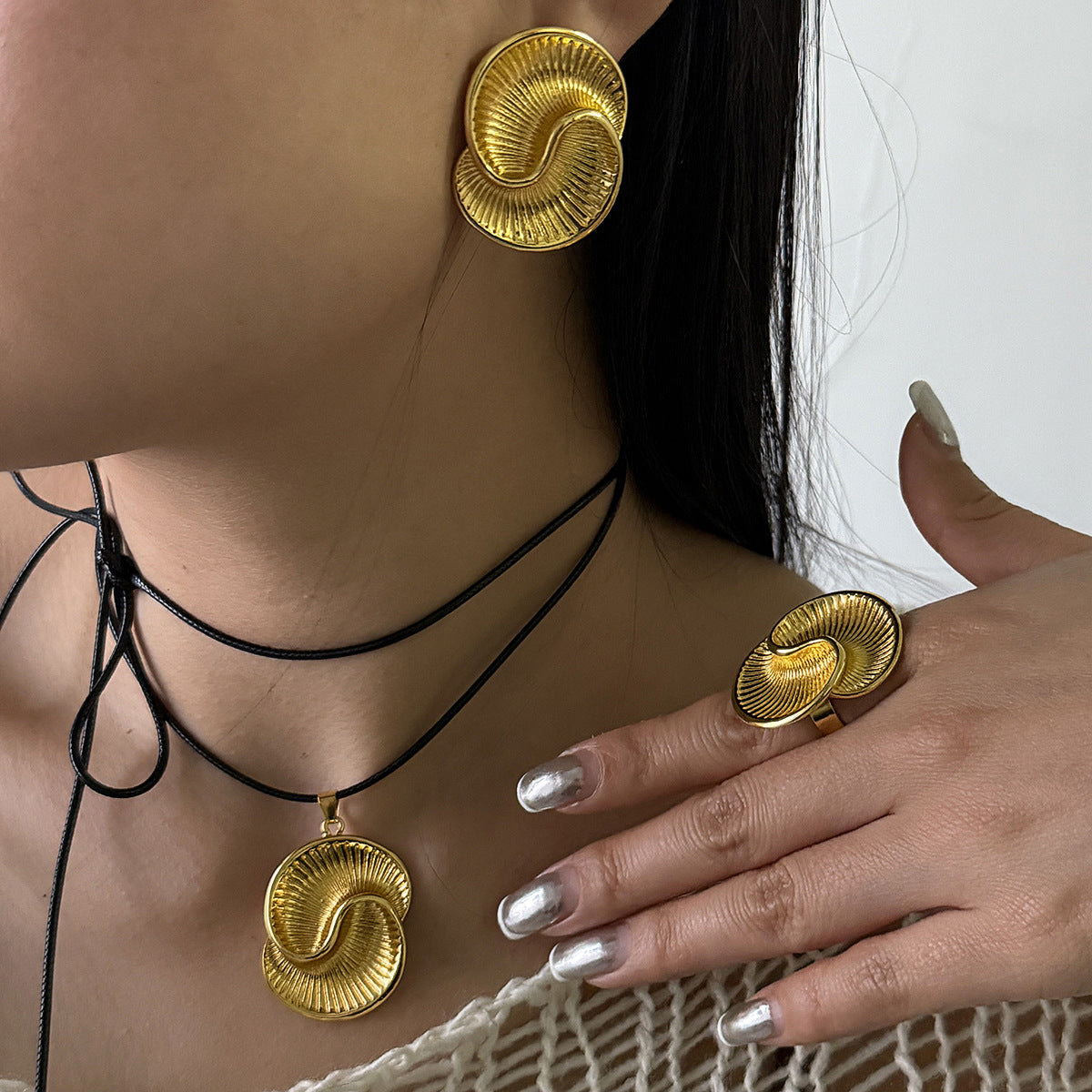Collana di orecchini retrò a spirale con texture all'ingrosso Anello di celebrità di Internet di tendenza personalizzata