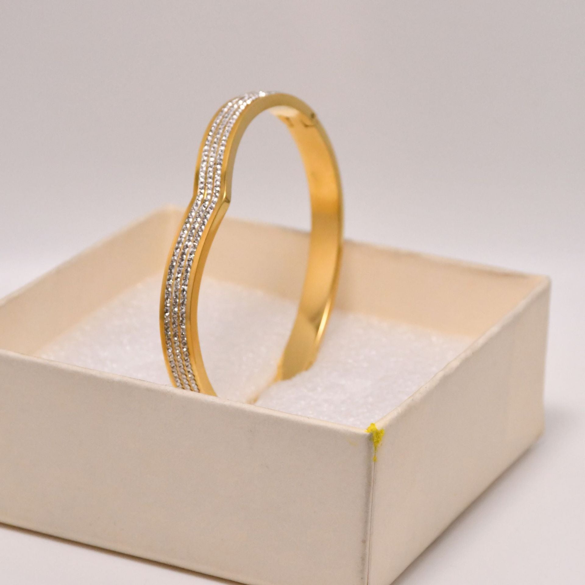 Wholesale Starry Sky V-shaped Diamond Titanium Steel Bracelet ACC-BT-Liyan005