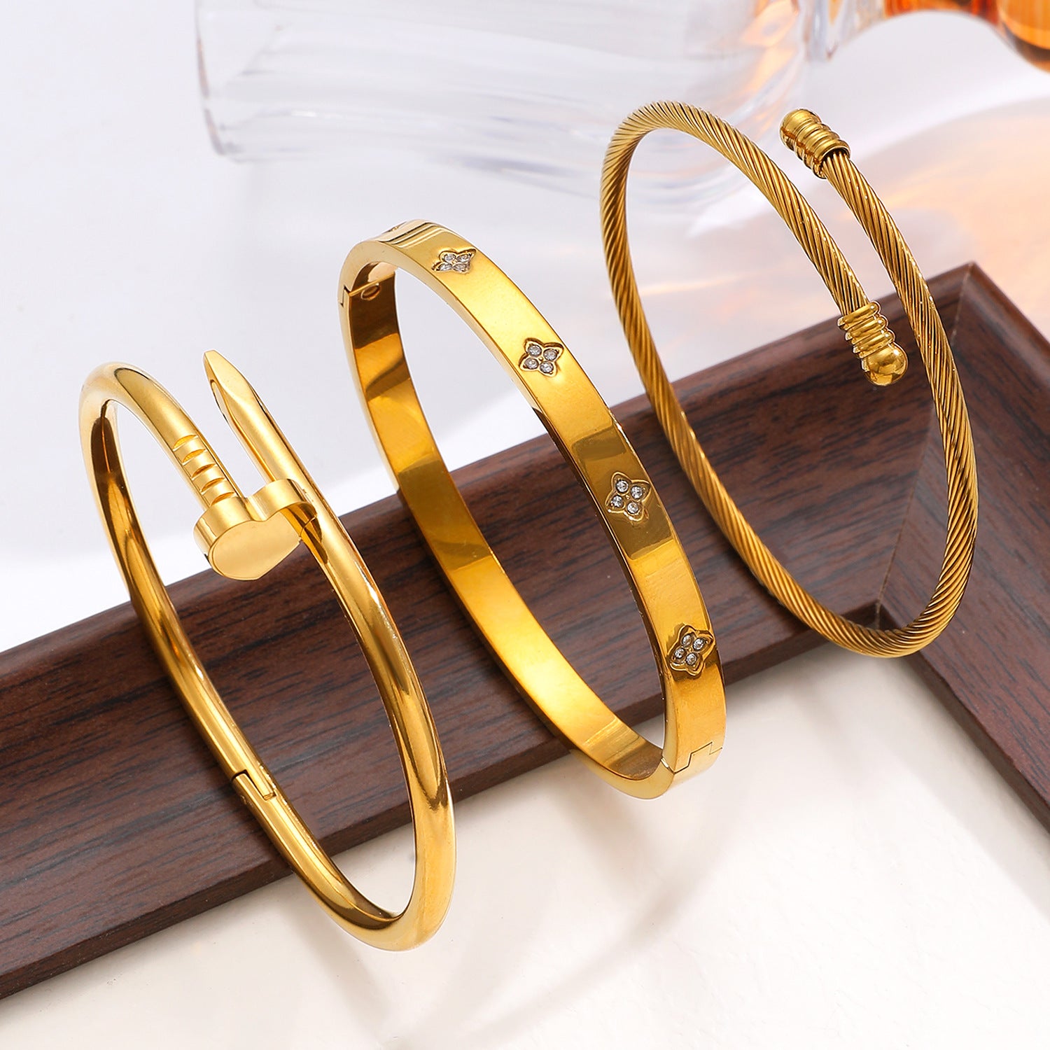 Wholesale Stainless steel gold-plated diamond-encrusted heart-shaped bracelet