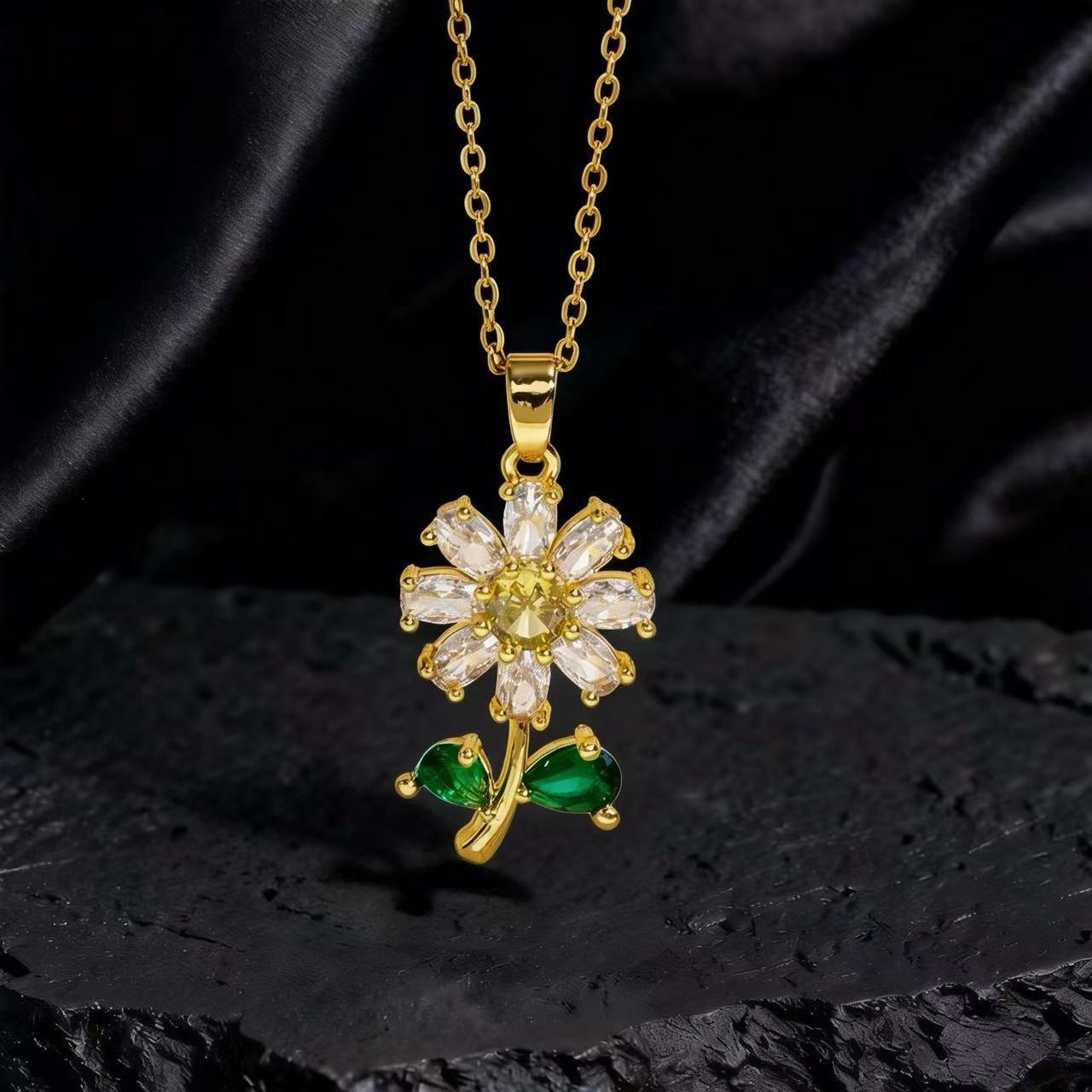 Wholesale Gold Plated Copper Zircon Sunflower Necklace Layering Jewelry For Women Trendy Party Fashion Accessory Everyday Wear Boutique Resale