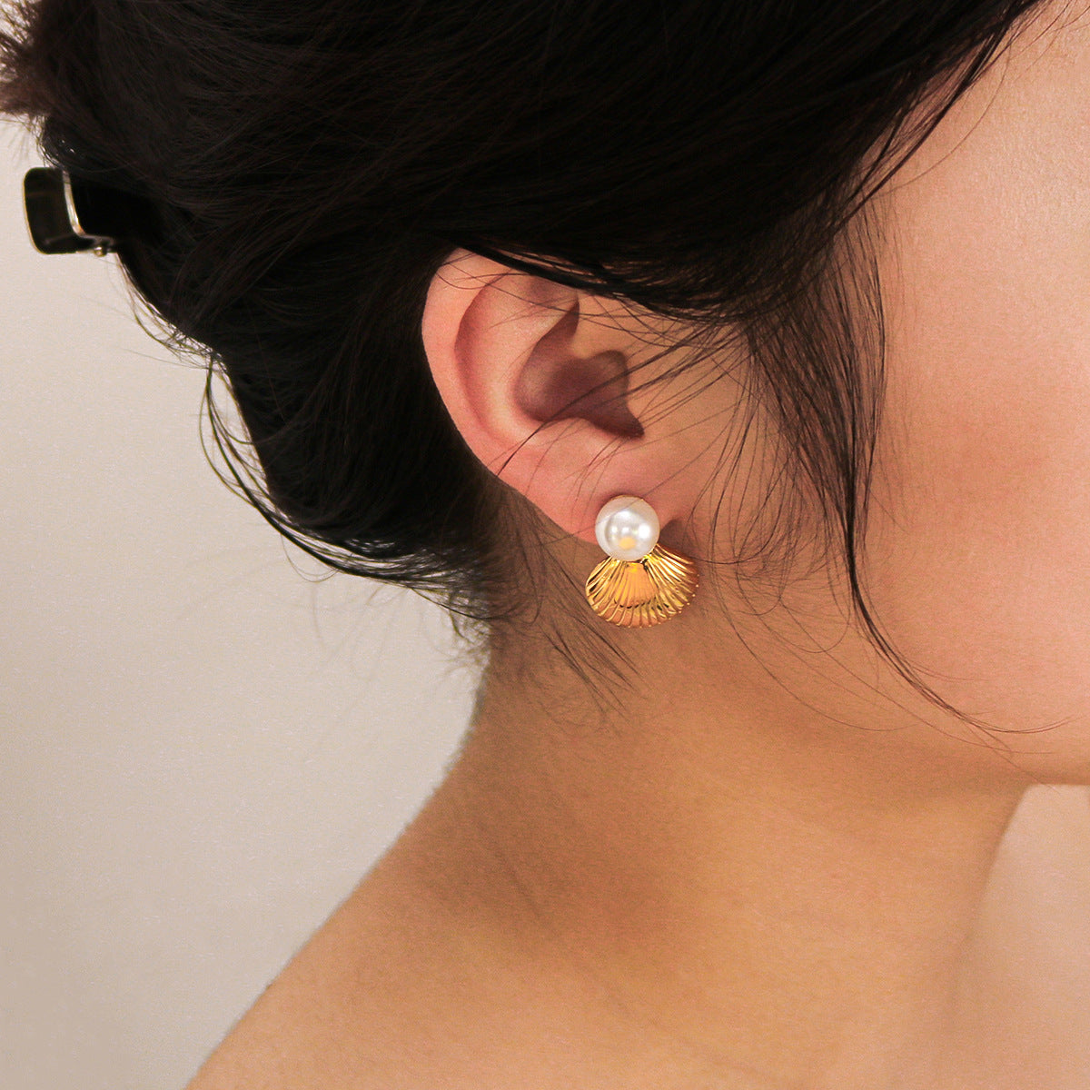 Großhandel Pearl Shell Edelstahl mit 18 Karat Gold Ohrringen plattiert