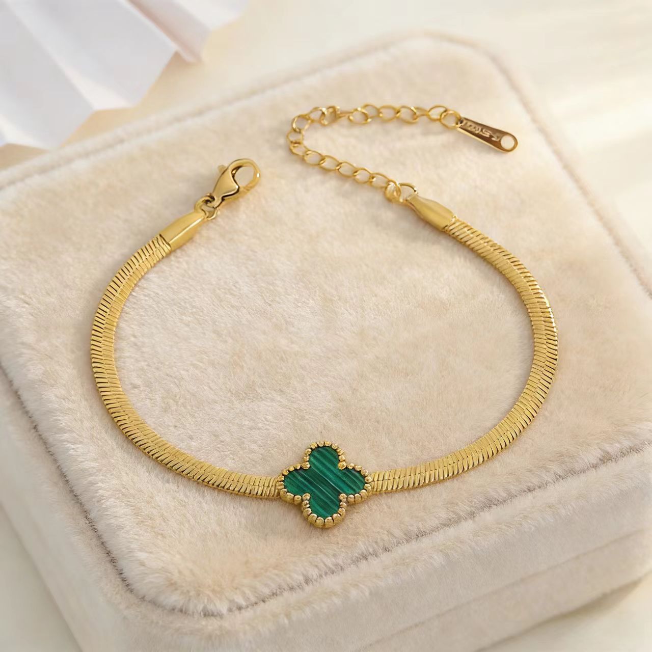 Wholesale Lucky Clover Bracelet in Titanium Steel |  Women' s Snake Bone Chain Jewelry Accessory for Everyday Wear or Gift